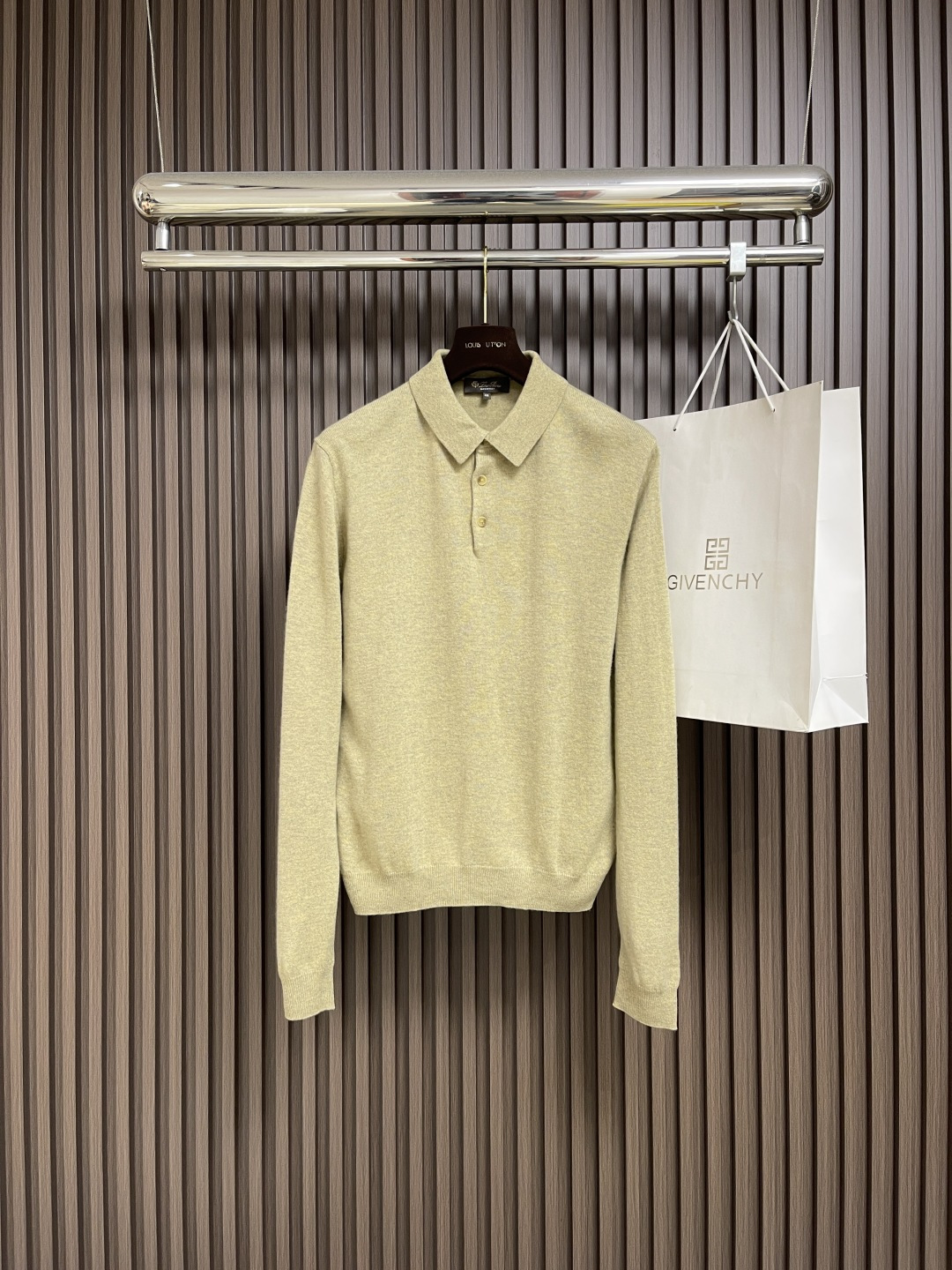 NO:538597,LP Loro Piano2025SS Autumn and Winter New Knitted, classic design and appearance, and quality is even more unscrupulous. You can buy it directly. You can’t get it wrong! Through the detailed pictures, you can feel its powerful aura, and the effect of gathering and keeping warm is significant. There is no need to worry about the chill at all! It is both fashionable and functional, and the whole style looks more luxurious and elegant! Size 48-54, loro piana, loro piana, alexander wang19860909LP Loro Piano2025SS秋冬新款针织 经典设计感与颜值爆棚,品质更是无法挑剔品控可以直接入手,不容过错的高端臻品！通过细节图片便可感受到它强悍的气场,聚温保暖效果显著,完全不用担心会有一点寒意！时尚与功能性兼备,整款显得更加的奢华大气！尺码48-54,,loro piana,loro piana,alexander wang,Men's clothing