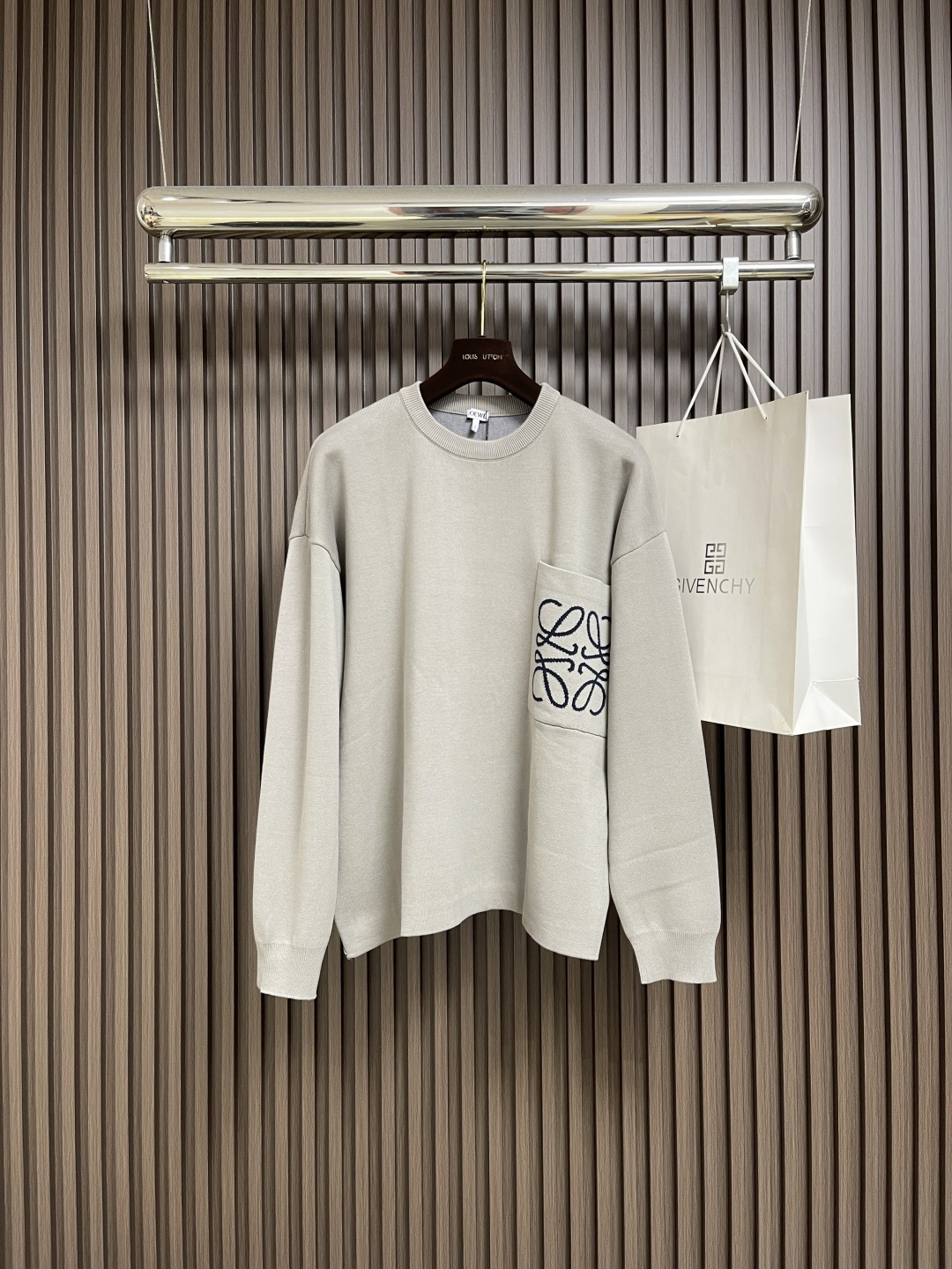 NO:526966,LOEWE pocket jacquard knit sweater, the fabric is made of 49% viscose fiber 43% cotton and a small amount of nylon and spandex. Viscose fiber and cotton dominate the skin-friendly, smooth and drape feeling, and wear it close to the body like a spring breeze. With the blessing of a small amount of nylon, its wear resistance is greatly improved. The feeding of spandex provides the right elastic margin, and moves freely and without restraint. A high-needle number and fine needle pitch loom is used to finely depict every turning point of the pattern, avoiding jagged edges, forming a high-quality LOGO jacquard with clear and neat borders on the front and flat and unruly back. OverSize cut that breaks gender boundaries, blurs shoulder line design, hides flesh and makes it look thinner and invisible. Both men and women can find their own slackness and casualness. Size S-M-L,,loewe, versace, sweaters, alexander wang19860909LOEWE 口袋提花针织毛衣,面料选用49％粘纤43％棉和少量锦纶和氨纶织成.粘纤和棉主导亲肤、顺滑与垂坠感,贴身穿着如沐春风.少量锦纶加持下,其耐磨性大大提高,氨纶的喂入提供恰当好处的弹性余量,活动自如无束缚感.采用高针数细针距织机,细腻的刻画图案的每一处转折,避免锯齿状边缘,形成正面图案边界清晰利落,背面平整不摩擦的高品质LOGO提花,打破性别界限的OverSize剪裁,模糊肩线设计,藏肉显瘦于无形.无论男女,都能在其中找到属于自己的松弛与随性.尺码S-M-L,,loewe,versace,sweaters,alexander wang,Men's clothing