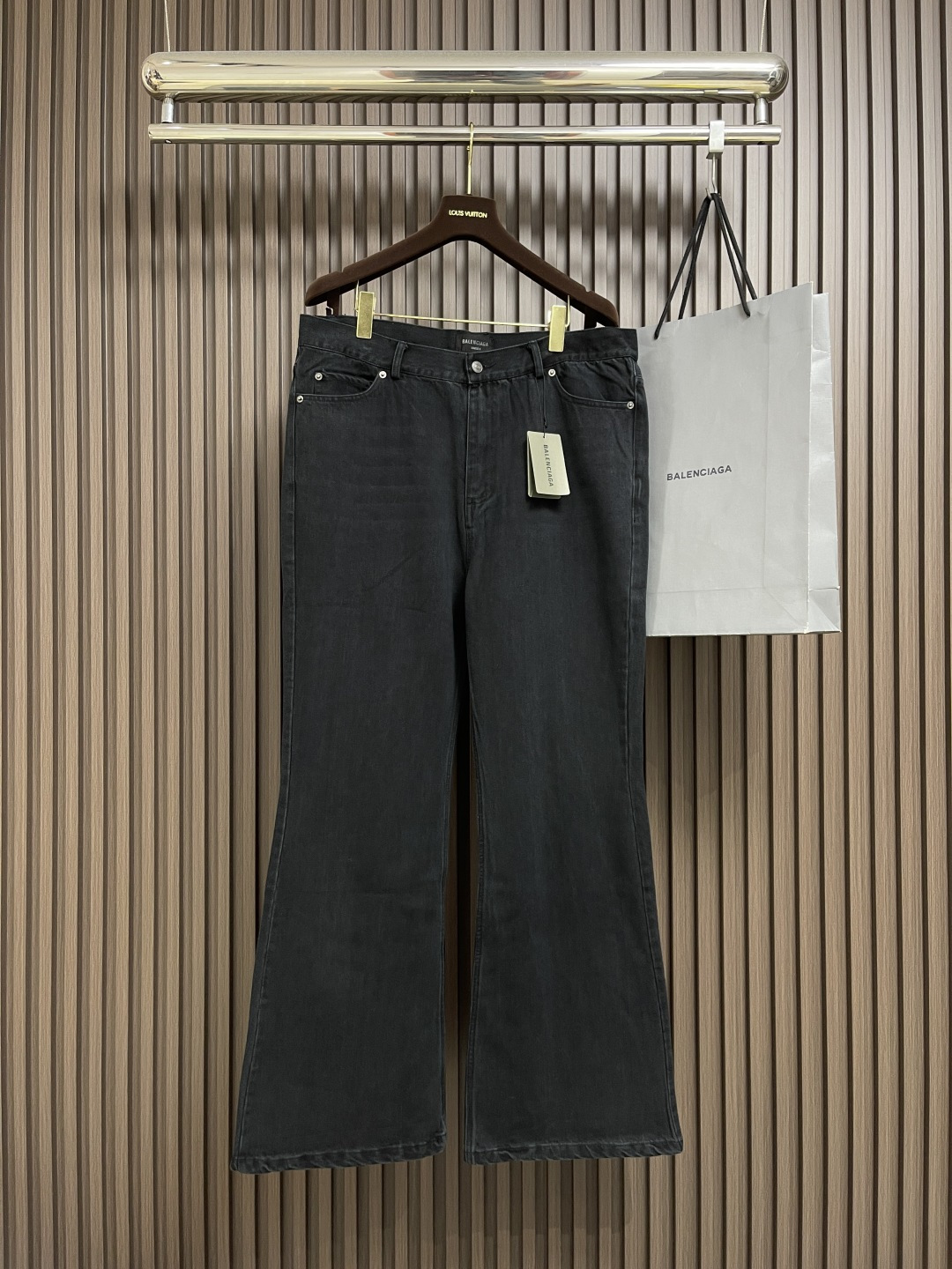 NO:546915,Balenciaga new micro-flare jeans, 2025fw autumn series. It uses customer-supply water-washed high-strength elastic denim fabric, soft upper body, slim and slim hips, and is very beautiful. Original hardware accessories, fashionable and clean version, simple and easy to match, so it has become one of the biggest selling points and is extremely cost-effective. The three-standard counter has the latest synchronous accessories. Such a rich high-end jeans are absolutely fashionable, casual and versatile!  Size XS-L, balenciaga, jeans, alexander wang19860909Balenciaga 新款微喇牛仔裤,2025fw秋季系列.采用客供水洗高筋弹力牛仔面料,柔软上身修身显瘦包臀特好看完胜,原厂五金辅料,时尚净版潮流简单易搭配因此已成为最大卖点之一而性价比又极高,三标齐全专柜最新同步附料,这么一款丰富内练高端牛仔裤,绝对时尚休闲百搭款！尺码XS-L,,balenciaga,jeans,alexander wang,Men's clothing