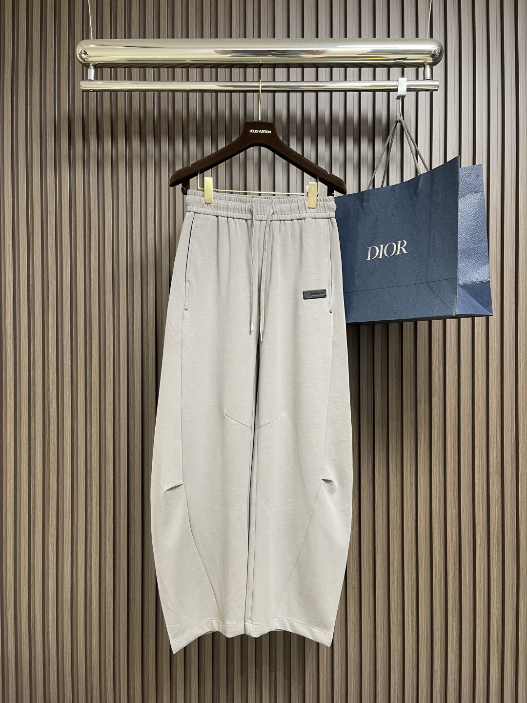 NO:539598,lululemon 2025SS early autumn new trousers, catwalk style, the latest customized fabric this year, straight trousers style and washing line design, very fashionable, the drape feel is super good and not easy to wrinkle, no pilling, the details are perfect and flawless, the upper body effect is versatile and fashionable, Size M-3XL,,alexander wang19860909lululemon 2025SS早秋新款长裤 走秀款 今年最新定制面料 直筒裤版型搭配洗水线条设计 非常洋气 垂感超好不易褶皱 不起球 细节走线完美无瑕疵 上身效果 百搭又不失时尚感 尺码M-3XL,,alexander wang,Men's clothing