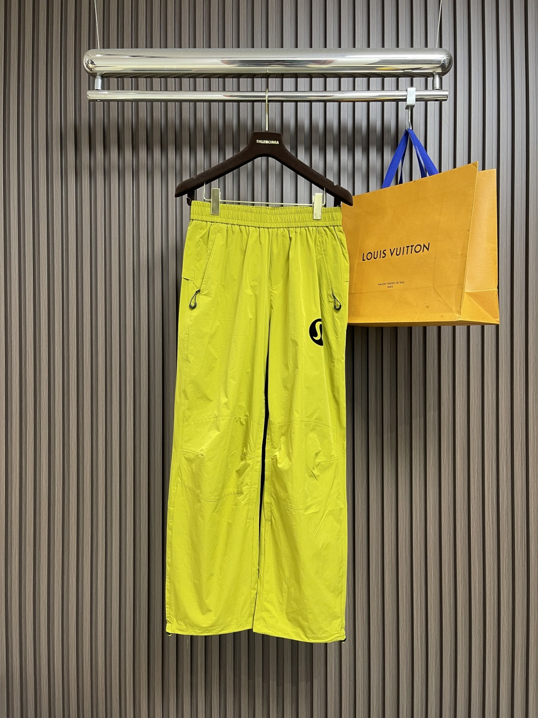 NO:539569,Lululemon thin straight-leg pants, incorporate excellent outdoor performance into the popular styles today!  Straight-leg trousers are cut, very stylish, simple and technologically crafted design style. The light fabric has a good touch, thin and tough, soft and smooth touch, and has excellent elasticity, good fit comfort and moisture-wicking properties. It is very breathable, moisture-wicking, and can dry quickly. It is very versatile and can be easily changed to daily wear. Size S-XL, alexander wang19860909lululemon 薄款直筒裤,将出色的户外性能融入到当下热门的款式中！直筒裤脚剪裁,非常有型,简约并充满科技感的设计风格,轻薄的面料触感很好,薄而坚韧,触感柔软顺滑,而且具有出色的弹性、良好的贴身舒适性和吸湿排汗性,十分透气吸湿排汗,且能快速干燥.非常通用,可轻松换装到日常穿着.尺码S-XL,,alexander wang,Men's clothing