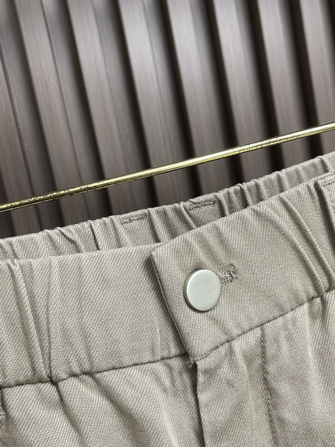 🛒🛒LV 2025ss秋季新款弯腿弹力休闲裤，非常高档，面料与版型都是极其精良的，着穿这种高档的裤装真的