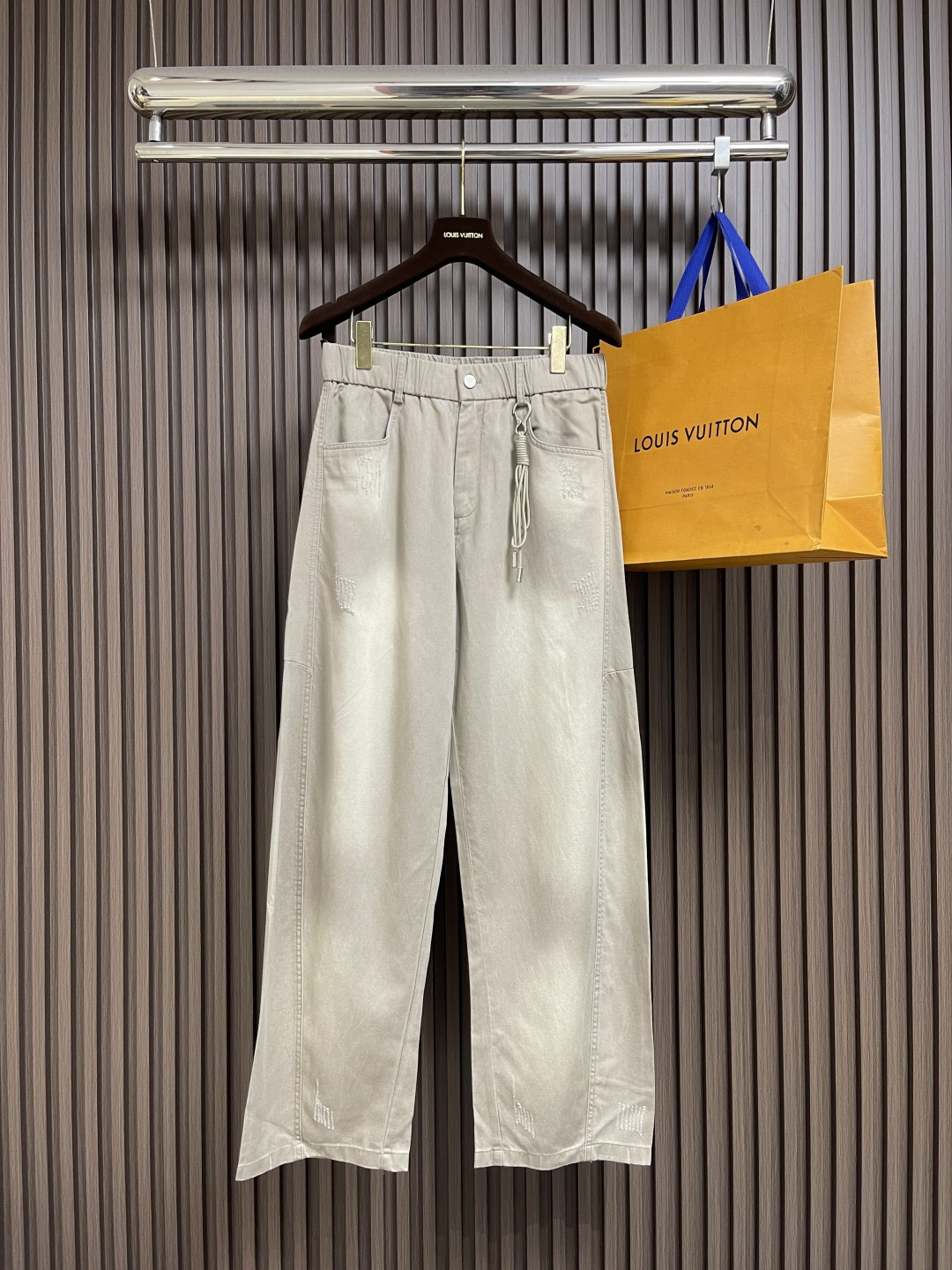 NO:540697,LV 2025ss autumn new curved legs elastic casual pants are very high-end, with extremely exquisite fabrics and styles. It is really classy to wear this high-end trouser outfit. The loose OV curved legs style is absolutely diverse. The classic waist drawstring embellishment, plus the logo embellishment of the back of the pants, and the design is regardless of age span. Wear free and elegant, and the upper body can withstand the test of various matching. Any casual style in daily life can be easily controlled, without snarling the theme, and will not be ignored. It is very natural and beautiful!  !Size M-3XL, louis vuitton,alexander wang19860909LV 2025ss秋季新款弯腿弹力休闲裤,非常高档,面料与版型都是极其精良的,着穿这种高档的裤装真的是很有档次.宽松OV的弯腿版型,这款风格是绝对多元化的.经典裤腰抽绳点缀,加上裤后logo点缀,不分年龄跨度的设计.着穿自由大气,上身更加经得起各种搭配的考验,日常任何休闲风格都能轻松自由的驾驭,不会喧夺主题,也不会让人忽视,很自然很美好！!尺码M-3XL,,louis vuitton,alexander wang,Men's clothing