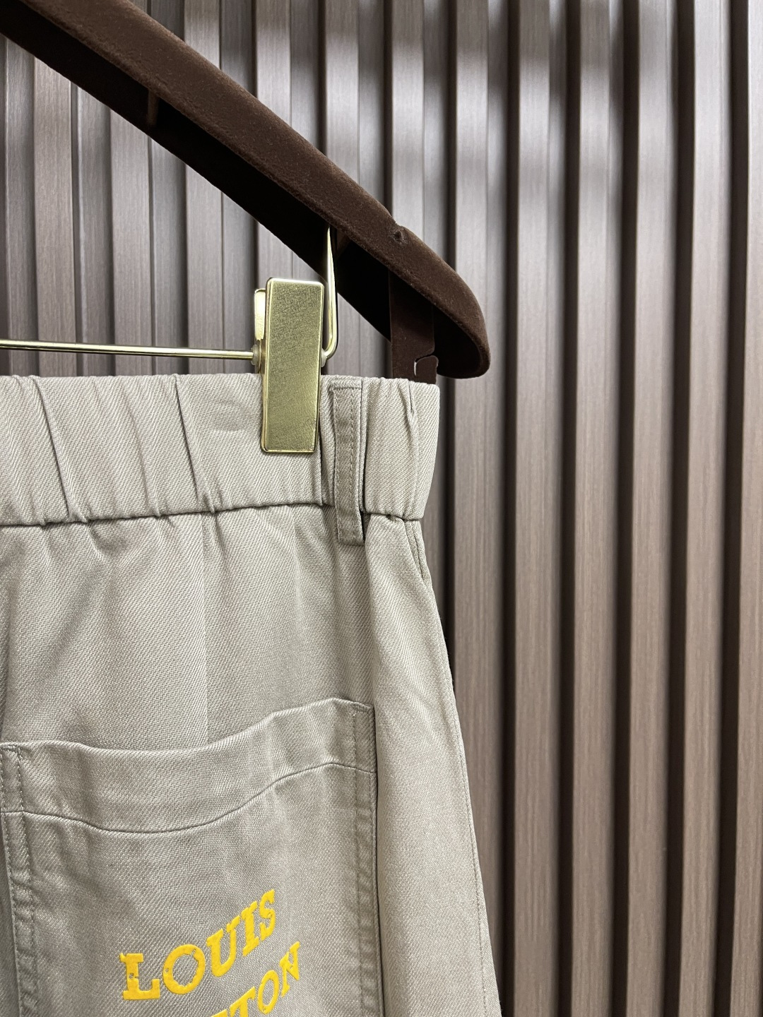 🛒🛒LV 2025ss秋季新款弯腿弹力休闲裤，非常高档，面料与版型都是极其精良的，着穿这种高档的裤装真的