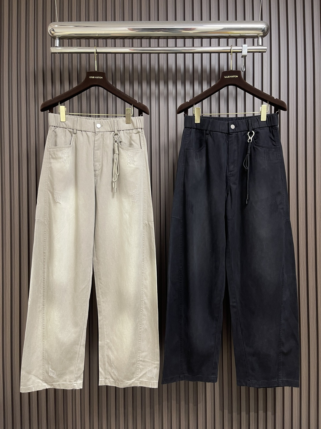 🛒🛒LV 2025ss秋季新款弯腿弹力休闲裤，非常高档，面料与版型都是极其精良的，着穿这种高档的裤装真的