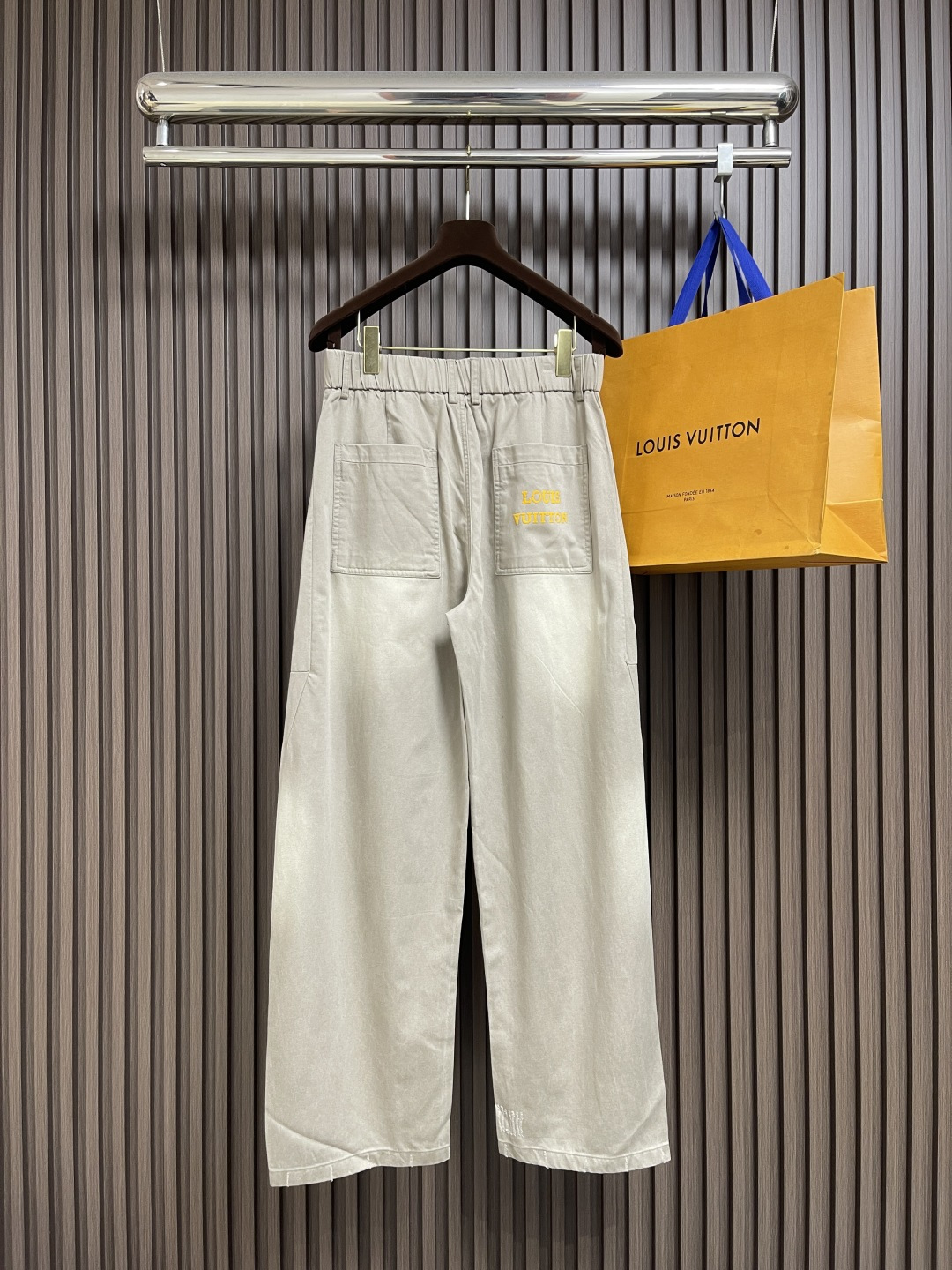 🛒🛒LV 2025ss秋季新款弯腿弹力休闲裤，非常高档，面料与版型都是极其精良的，着穿这种高档的裤装真的