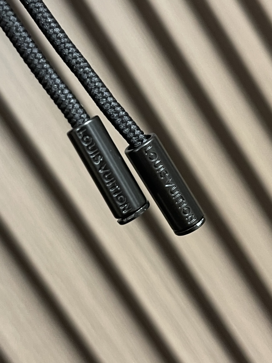 🛒🛒LV 2025ss秋季新款弯腿弹力休闲裤，非常高档，面料与版型都是极其精良的，着穿这种高档的裤装真的