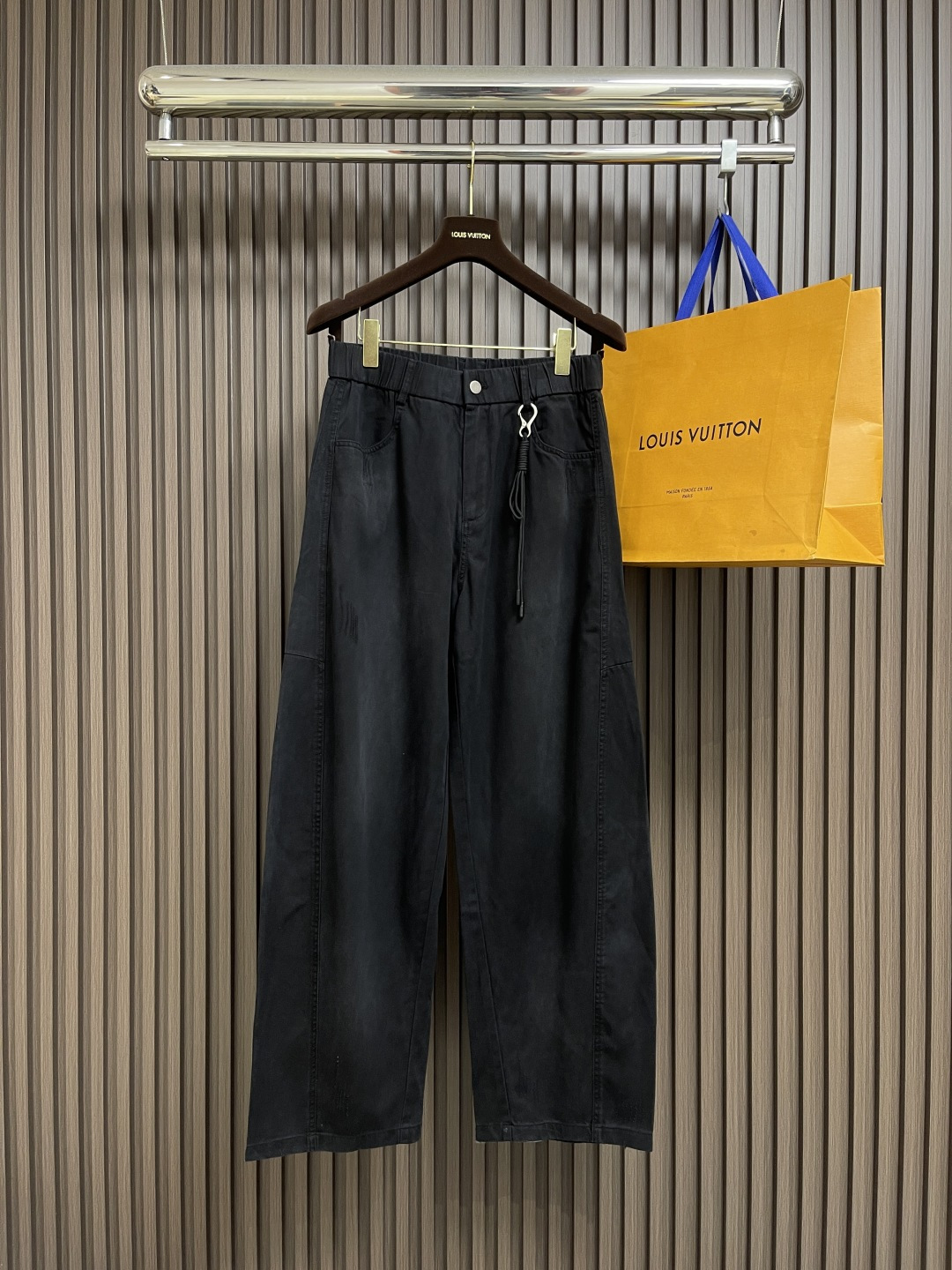 🛒🛒LV 2025ss秋季新款弯腿弹力休闲裤，非常高档，面料与版型都是极其精良的，着穿这种高档的裤装真的