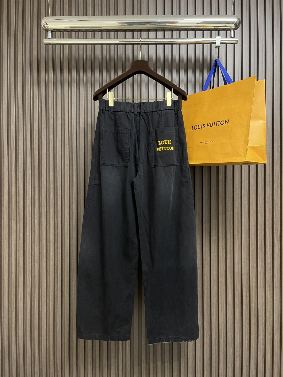 🛒🛒LV 2025ss秋季新款弯腿弹力休闲裤，非常高档，面料与版型都是极其精良的，着穿这种高档的裤装真的