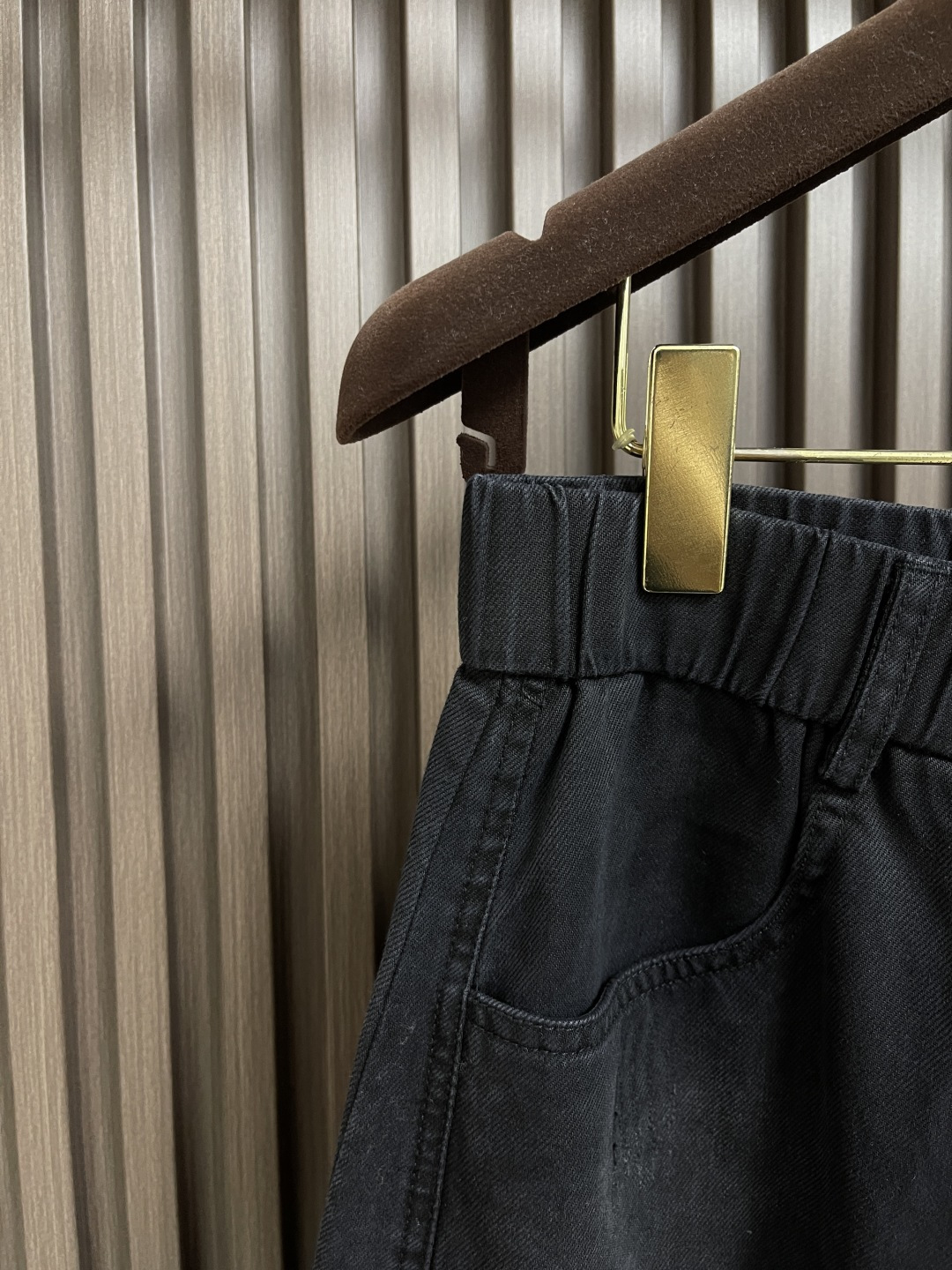 🛒🛒LV 2025ss秋季新款弯腿弹力休闲裤，非常高档，面料与版型都是极其精良的，着穿这种高档的裤装真的