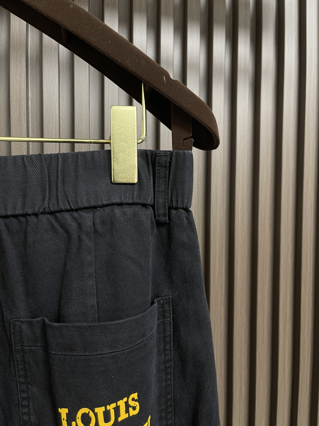 🛒🛒LV 2025ss秋季新款弯腿弹力休闲裤，非常高档，面料与版型都是极其精良的，着穿这种高档的裤装真的