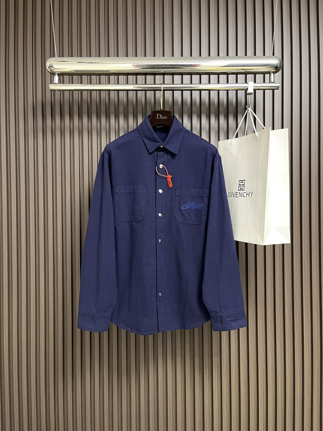 NO:530113,Dior LEWISHLTON joint embroidered long-sleeved shirt, customized with gray-blue ancient cotton material, excellent texture, comfortable skin, gray-blue realm, reconstructing speed aesthetics with color temperature, from AND LEWISHLTON joint series chest patch pockets are embroidered in the same color, hidden joint password, forming a micro-echo with the background color of the shirt, visual tension, making text a flowing brand badge, noble co-branding, showing luxury, using imported machine embroidery technology, using advanced computer control systems and precision mechanical components to realize joint embroidery operation, high precision, smooth and delicate lines, ergonomic three-dimensional cutting, return to traditional craftsmanship techniques, through segmentation, folding, shrinking, and stretching technology, the so-called slow work produces fine work, is respect for the material, the pursuit of hand feeling, complex work, cumbersome work, slow time, high loss  The fabric has been washed with sand, and the texture is better. It is not easy to deform, it is not easy to shrink, it is not easy to fade. It maintains long-term beauty and loose style. Size 38-39-40-41 S-XL,,dior,shirts,alexander wang19860909Dior LEWISHLTON联名刺绣长袖衬衫,定制定染灰蓝古法纯棉料 质感卓越 舒适贴肤 灰蓝之境 以色温重构速度美学 来自AND LEWISHLTON 联名系列胸前贴袋以同色调刺绣暗藏联名密码 与衬衫底色形成微观呼应 视觉张力 让文字成为流动的品牌徽章 尊贵联名 尽显奢华 采用进口机刺绣工艺 使用先进的计算机控制系统和精密的机械部件 实现联名刺绣作业 精度高 线条流畅而细腻 人体学立体裁剪 回归传统工艺手法 通过分割 折叠 抽缩 拉展技术手法 所谓慢工出细活 是对材料的尊重 对手感的追求 做工复杂 繁琐 时效慢 损耗高 面料都经过砂洗 手感质感更佳 不易变形 不易缩水 不易褪色 保持长久的美观,宽松版型.尺码38-39-40-41 S-XL,,dior,shirts,alexander wang,Men's clothing