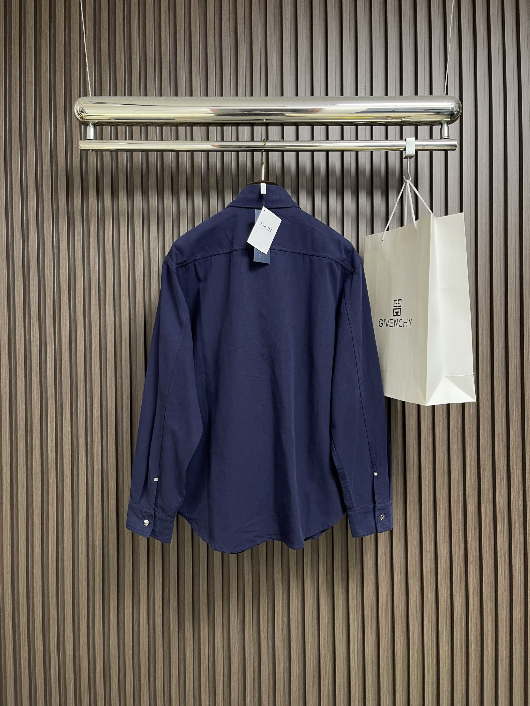 🛒🛒Dior LEWISHLTON联名刺绣长袖衬衫，定制定染灰蓝古法纯棉料 质感卓越 舒适贴肤 灰蓝之境