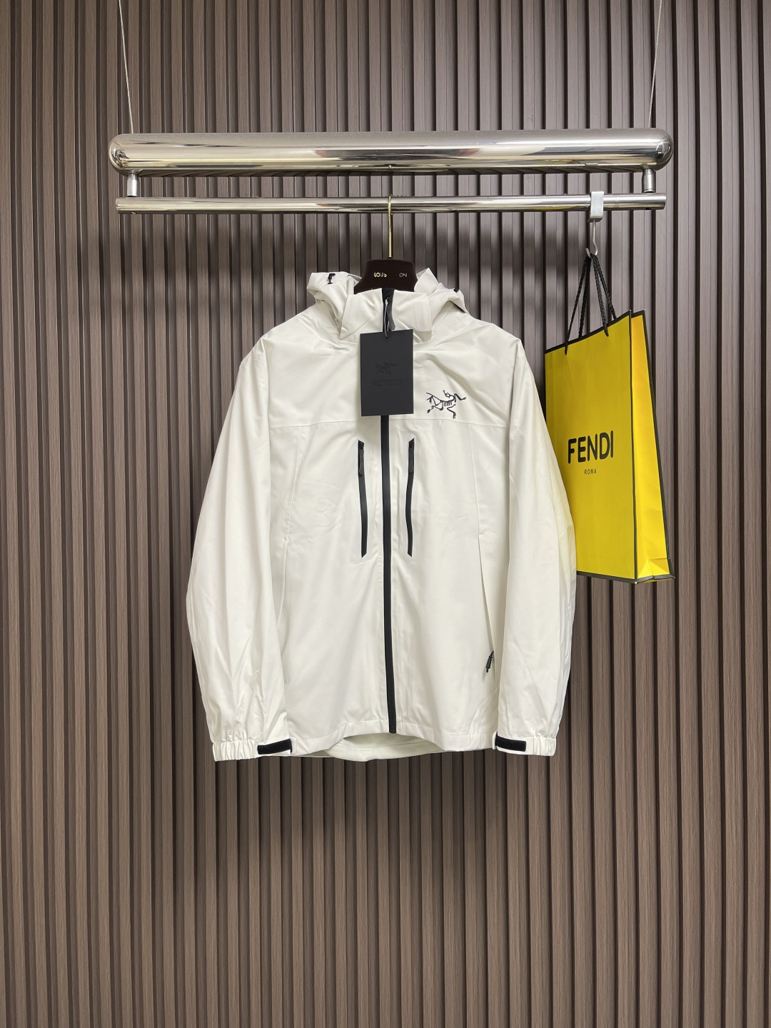 NO:537601,Arcteryx Beta Waterproof and Windproof Lightweight Jacket, Original Customized Outer Gore-txe Fabric, Waterproof and Windproof, Original Consistent, Full body seamless glue coating High-definition details, YKK waterproof zipper, All gaps in the inner lid are all glued and edge sealed, perfectly control all outdoor weather, full set of wash mark main mark auxiliary materials, with laser anti-counterfeiting mark. Size M-3XL, arc'teryx, jackets & coats, alexander wang19860909Arcteryx 始祖鸟 beta 防水防风轻量 冲锋衣外套,原版定制外层gore-txe面料,防水防风,原版一致,全身无缝压胶覆膜 高清细节,ykk防水拉链,内里所有的缝隙全部压胶封边,完美驾驭户外所有天气,全套洗唛主标辅料,带镭射防伪标.尺码M-3XL,arc'teryx,jackets & coats,alexander wang,Men's clothing