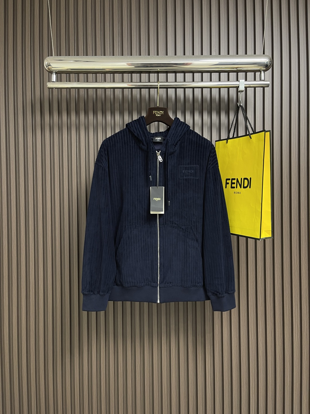 NO:529331,FENDI embroidered blue velvet sports hooded jacket, this product is made of pure cotton, with a corduroy fabric that has obvious longitudinal stripes on the surface, soft and three-dimensional, and is warm and durable. It has strong color expressiveness, with a retro and fashionable temperament craftsmanship and details. The low-tailed long-sleeved design is matched with two small pockets on the left and right of the front, increasing its practicality and beauty. It uses a customized double F hollow LOGO zipper head with the brand's signature double F hollow LOGO zipper head to drive the zipper opening and closing. The precise tailoring hood naturally fits the large body, and has a more coordinated and beautiful feeling. It is matched with drawstring to adjust elasticity, and the end of the hat rope is selected to use contrasting metal as the hat rope head to form a good visual effect. The chest is decorated with FENDI of the same color system.  Roma embroidery is both low-key and has a brand recognition. The cuffs and hem are woven by a round rib knitting machine. The elastic ribs are high elasticity and softness to make them better fit the skin and provide a comfortable wearing experience and sports needs. Size S-XL, fendi, jackets & coats, hats, alexander wang19860909FENDI 绣花蓝色绒面运动连帽外套,面料选择这款产品选用纯棉打造的灯芯绒面料,表面有明显得到纵向条纹,触感柔软且富有立体感,同时又具有保暖性和耐用性,色彩表现力强,自带复古时尚的气质工艺与细节,低剪裁的长袖设计,搭配前身左右两个小口袋,增加其实用性和美感.采用定制带有品牌标志性双F镂空LOGO拉链头带动拉链开合.通过精准的剪裁兜帽自然地与大身契合,更具协调感和美感.搭配抽绳调节松紧,帽绳端部选用撞色金属作为帽绳头,形成良好的视觉效果.胸口饰有同色系的FENDI Roma字样刺绣,既低调又不失品牌的辨识度.袖口和下摆运用圆机罗纹针织机编织而成的弹力罗纹,高弹性,柔软性使其更好贴合皮肤,提供舒适的穿着体验和运动需求.尺码S-XL,,fendi,jackets & coats,hats,alexander wang,Men's clothing