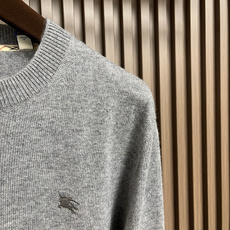 🛒🛒Burberry 战马饰刺绣圆领针织毛衣,以羊绒为主体主导面料的手感、保暖性和轻盈感,同时提供无与伦 🛒🛒Burberry 战马饰刺绣圆领针织毛衣,以羊绒为主体主导面料的手感、保暖性和轻盈感,同时提供无与伦