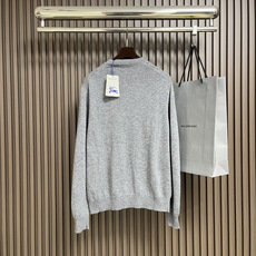 🛒🛒Burberry 战马饰刺绣圆领针织毛衣,以羊绒为主体主导面料的手感、保暖性和轻盈感,同时提供无与伦 🛒🛒Burberry 战马饰刺绣圆领针织毛衣,以羊绒为主体主导面料的手感、保暖性和轻盈感,同时提供无与伦