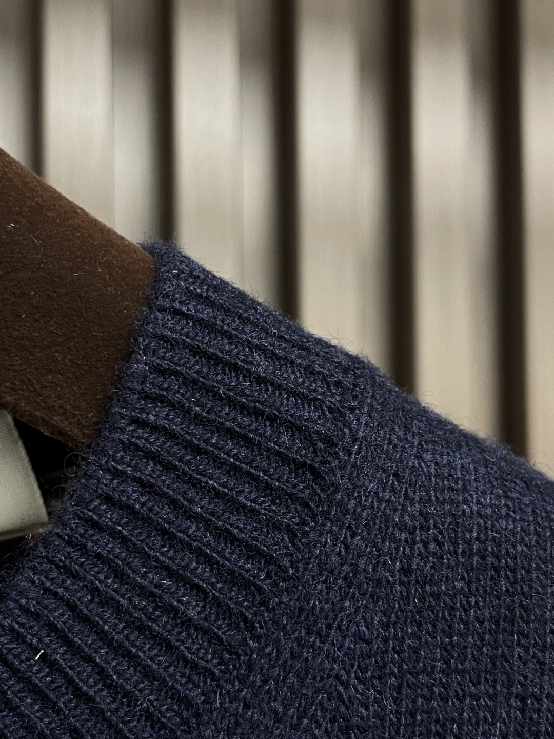 🛒🛒Burberry 战马饰刺绣圆领针织毛衣，以羊绒为主体主导面料的手感、保暖性和轻盈感，同时提供无与伦