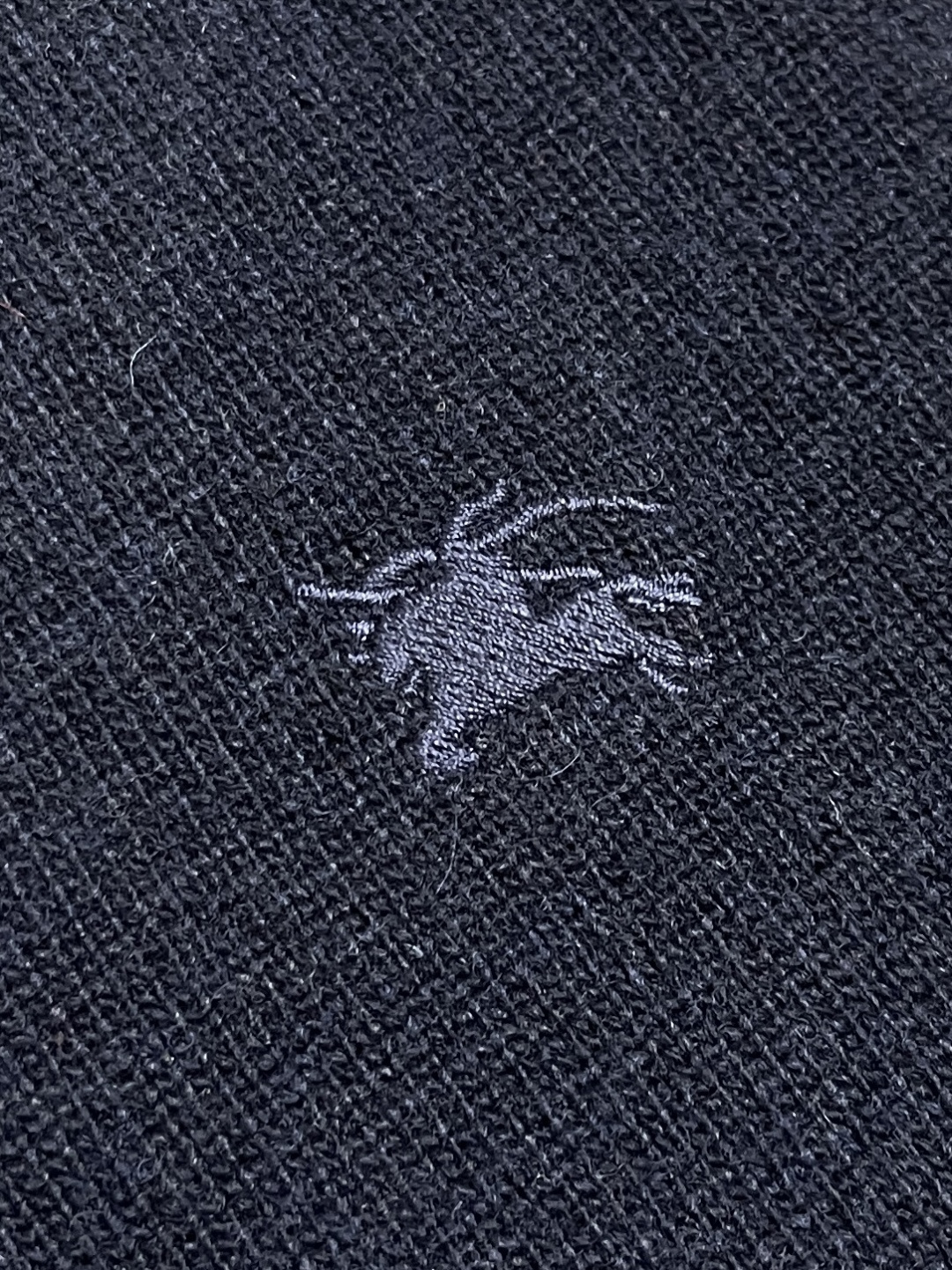 🛒🛒Burberry 战马饰刺绣圆领针织毛衣，以羊绒为主体主导面料的手感、保暖性和轻盈感，同时提供无与伦