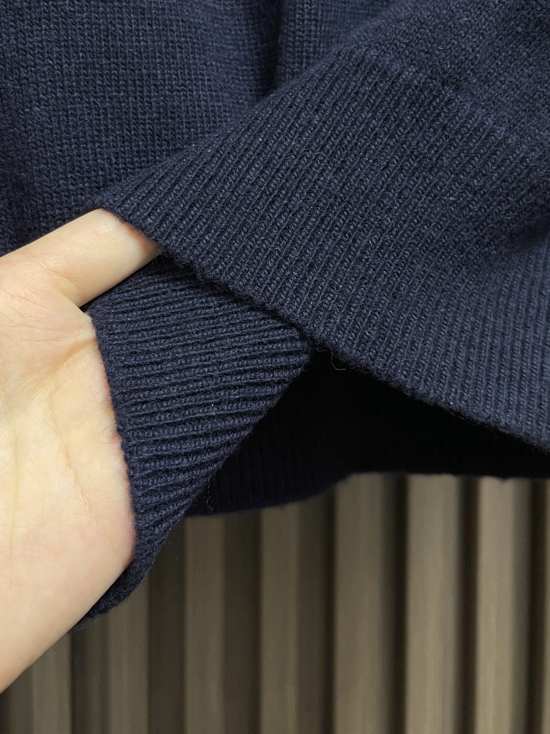 🛒🛒Burberry 战马饰刺绣圆领针织毛衣，以羊绒为主体主导面料的手感、保暖性和轻盈感，同时提供无与伦