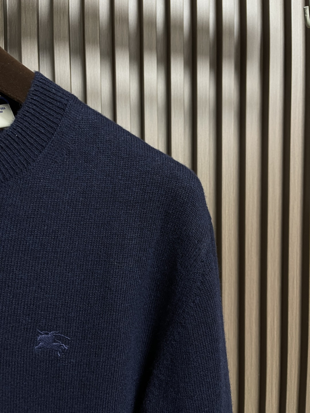 🛒🛒Burberry 战马饰刺绣圆领针织毛衣，以羊绒为主体主导面料的手感、保暖性和轻盈感，同时提供无与伦