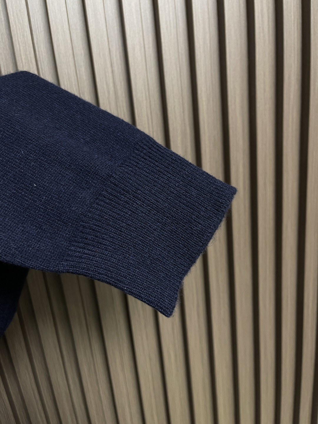 🛒🛒Burberry 战马饰刺绣圆领针织毛衣，以羊绒为主体主导面料的手感、保暖性和轻盈感，同时提供无与伦