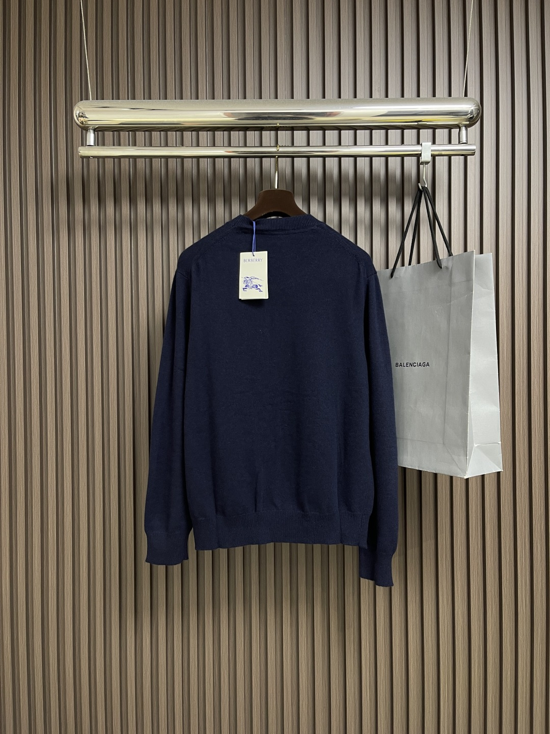 🛒🛒Burberry 战马饰刺绣圆领针织毛衣，以羊绒为主体主导面料的手感、保暖性和轻盈感，同时提供无与伦