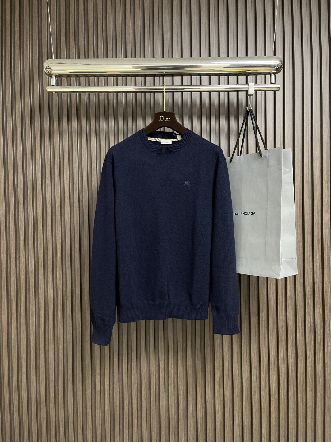 🛒🛒Burberry 战马饰刺绣圆领针织毛衣，以羊绒为主体主导面料的手感、保暖性和轻盈感，同时提供无与伦