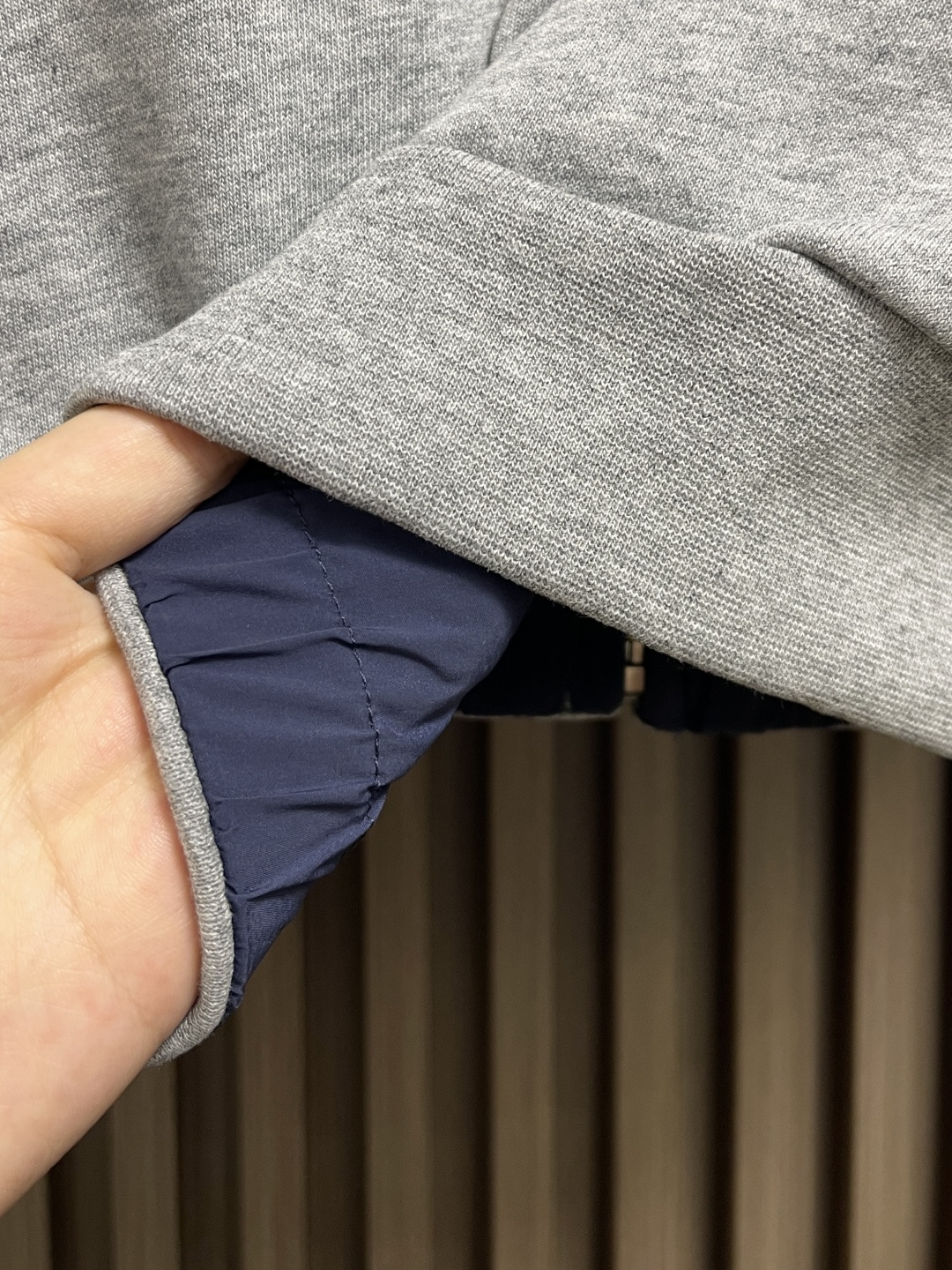 🛒🛒MIUMIU 徽标饰贴布绣双面穿连帽夹克外套，选用功能性的府绸（Ponge）面料，采用高经密，低纬密