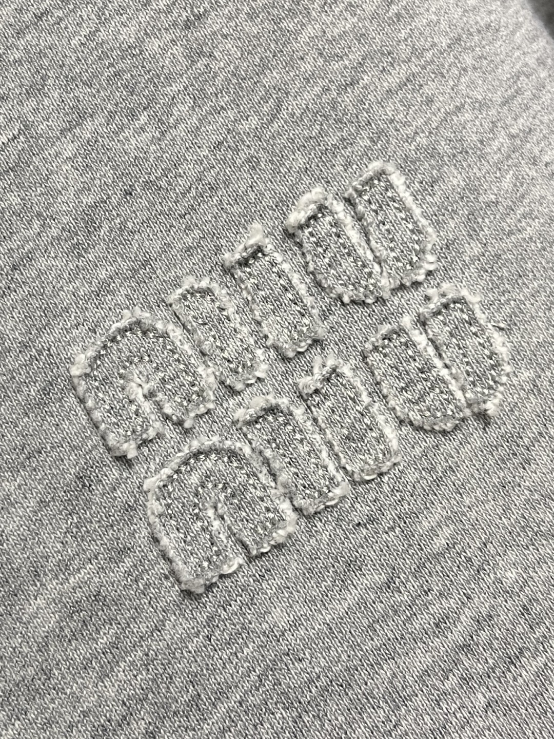 🛒🛒MIUMIU 徽标饰贴布绣双面穿连帽夹克外套，选用功能性的府绸（Ponge）面料，采用高经密，低纬密