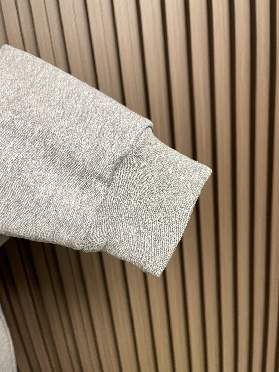 🛒🛒MIUMIU 徽标饰贴布绣双面穿连帽夹克外套，选用功能性的府绸（Ponge）面料，采用高经密，低纬密