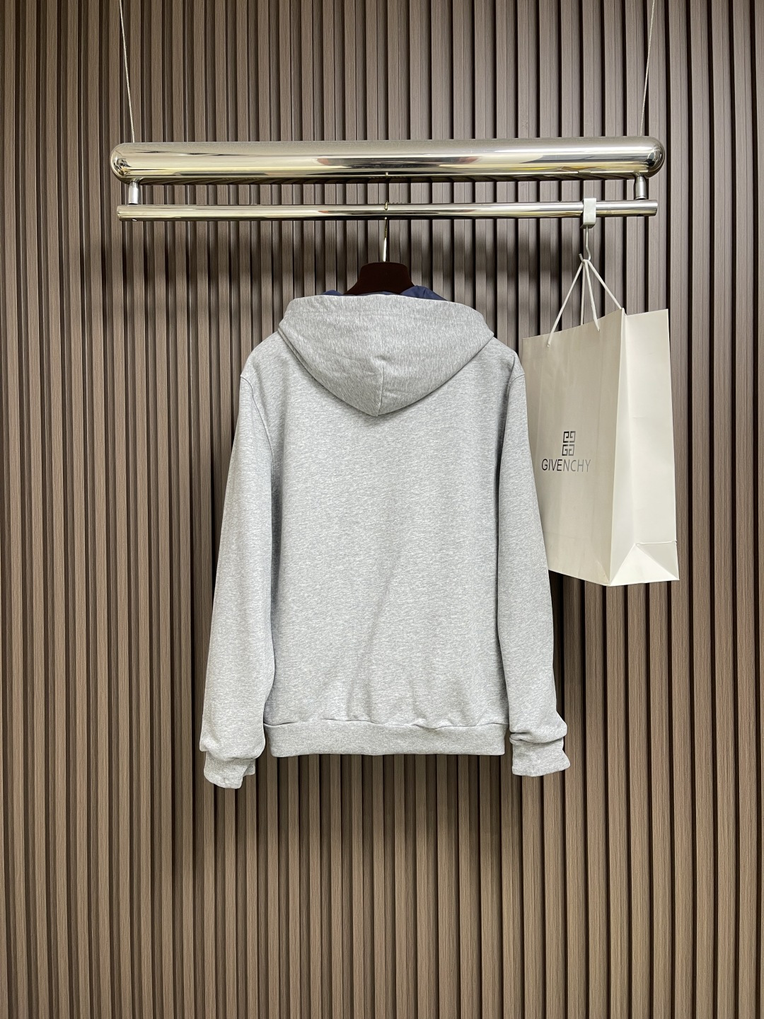 🛒🛒MIUMIU 徽标饰贴布绣双面穿连帽夹克外套，选用功能性的府绸（Ponge）面料，采用高经密，低纬密