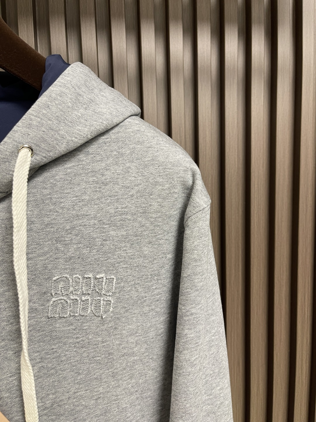 🛒🛒MIUMIU 徽标饰贴布绣双面穿连帽夹克外套，选用功能性的府绸（Ponge）面料，采用高经密，低纬密