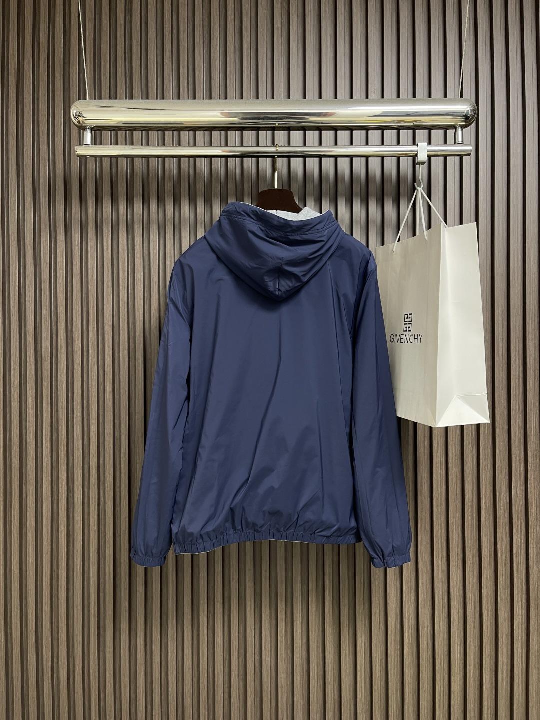 🛒🛒MIUMIU 徽标饰贴布绣双面穿连帽夹克外套，选用功能性的府绸（Ponge）面料，采用高经密，低纬密