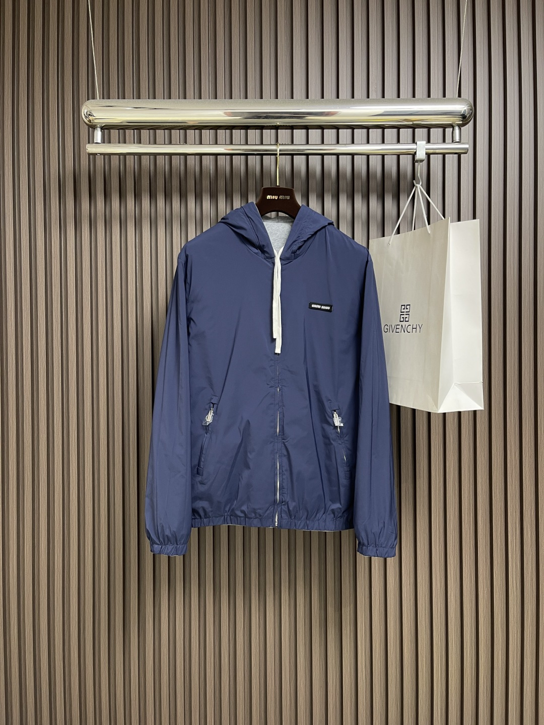 🛒🛒MIUMIU 徽标饰贴布绣双面穿连帽夹克外套，选用功能性的府绸（Ponge）面料，采用高经密，低纬密