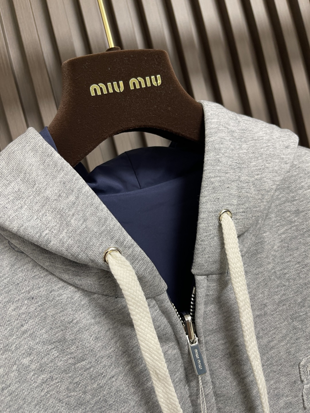 🛒🛒MIUMIU 徽标饰贴布绣双面穿连帽夹克外套，选用功能性的府绸（Ponge）面料，采用高经密，低纬密