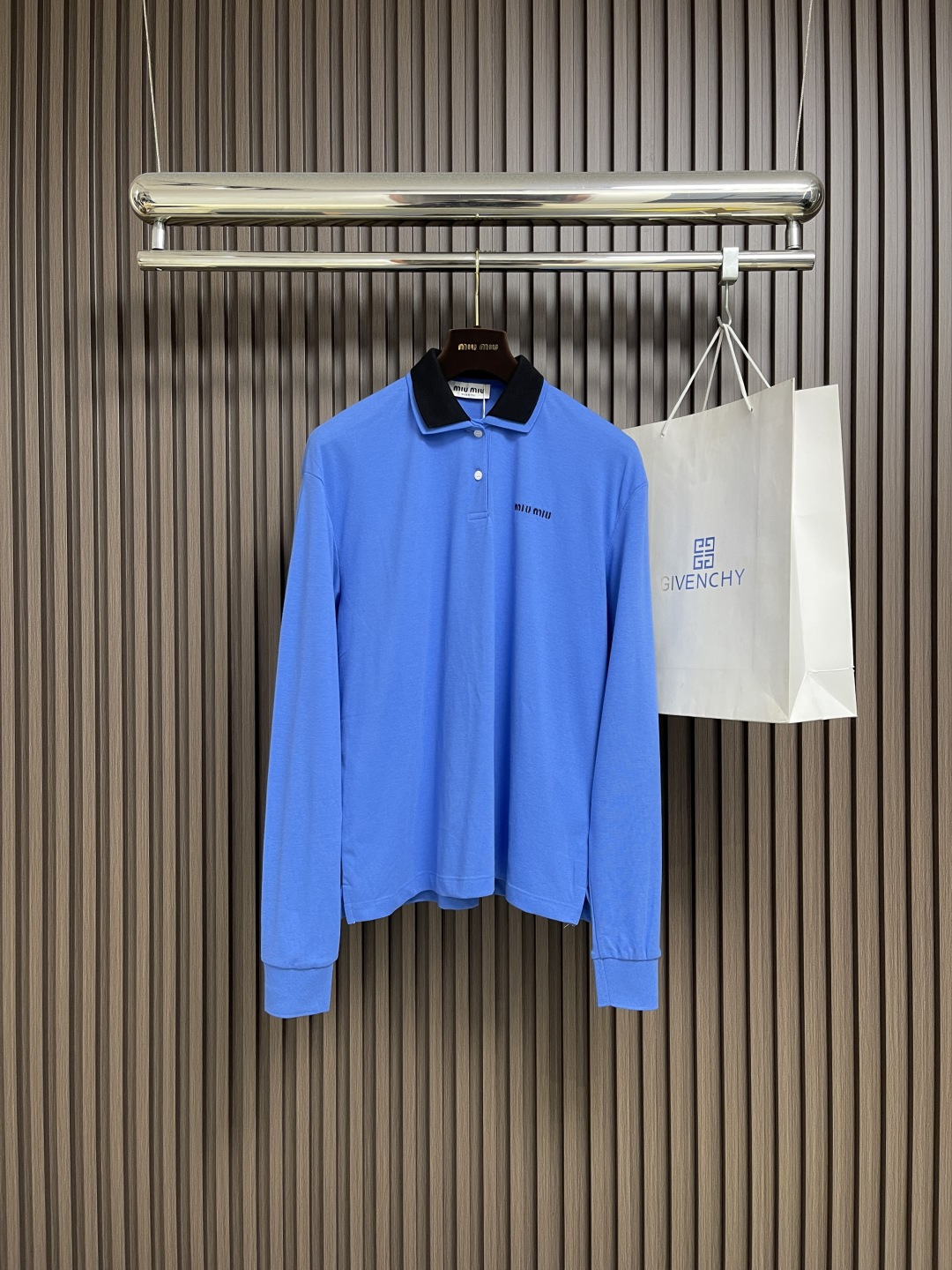 NO:529324,MIUMIU Tokyo popup limited blue lapel long sleeve POLO, disassembled the original fabric and directionally developed the original version. The original version is consistent with 240 grams of cotton combed beaded mesh material, the threads and fabric are dyed in the same cylinder, and the same color as the original version is blue, with no color difference, loose and long version, very relaxed, the hem is slit and full-edged details, the stitching is made of Kausse stitching, and the opening mold is customized with black lapels, which distinguishes the market version to buy spot fabrics!  Size S-M-L, miumiu, alexander wang19860909MIUMIU 东京popup限定蓝拼翻领长袖POLO,拆解原版面料定向开发原版一致240克全棉精梳珠地网眼材质,螺纹、面料同缸染色,与原版一致蓝色无色差,宽松偏长版型,非常具有松弛感,下摆开叉全包边细节,缝线均采用高士缝线,开模定制领口黑色翻领,区分市面版购买现货面料！尺码S-M-L,,miumiu,alexander wang,Men's clothing