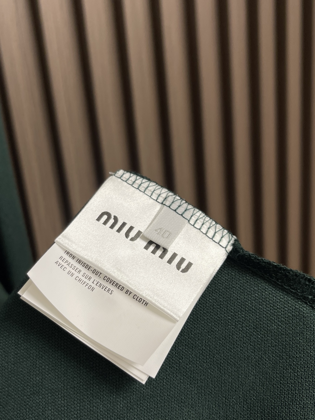 🛒🛒MIUMIU 字母刺绣翻领长袖POLO，采用高品质珠地面料，其表面呈疏孔状，类似蜂巢，提供卓越的透气