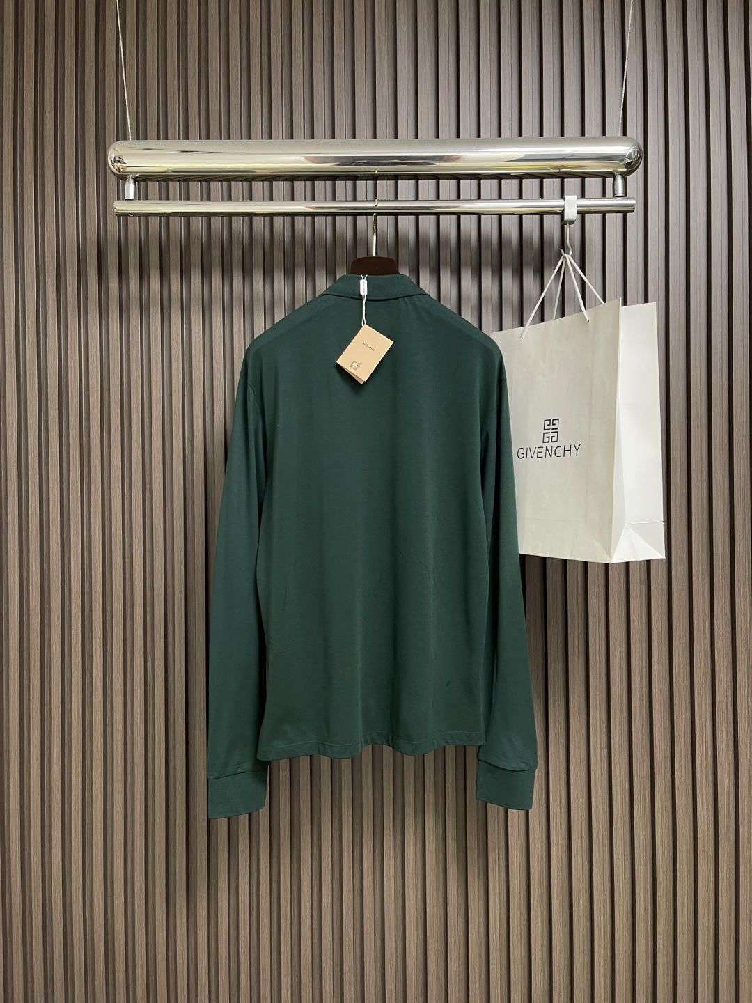 🛒🛒MIUMIU 字母刺绣翻领长袖POLO，采用高品质珠地面料，其表面呈疏孔状，类似蜂巢，提供卓越的透气