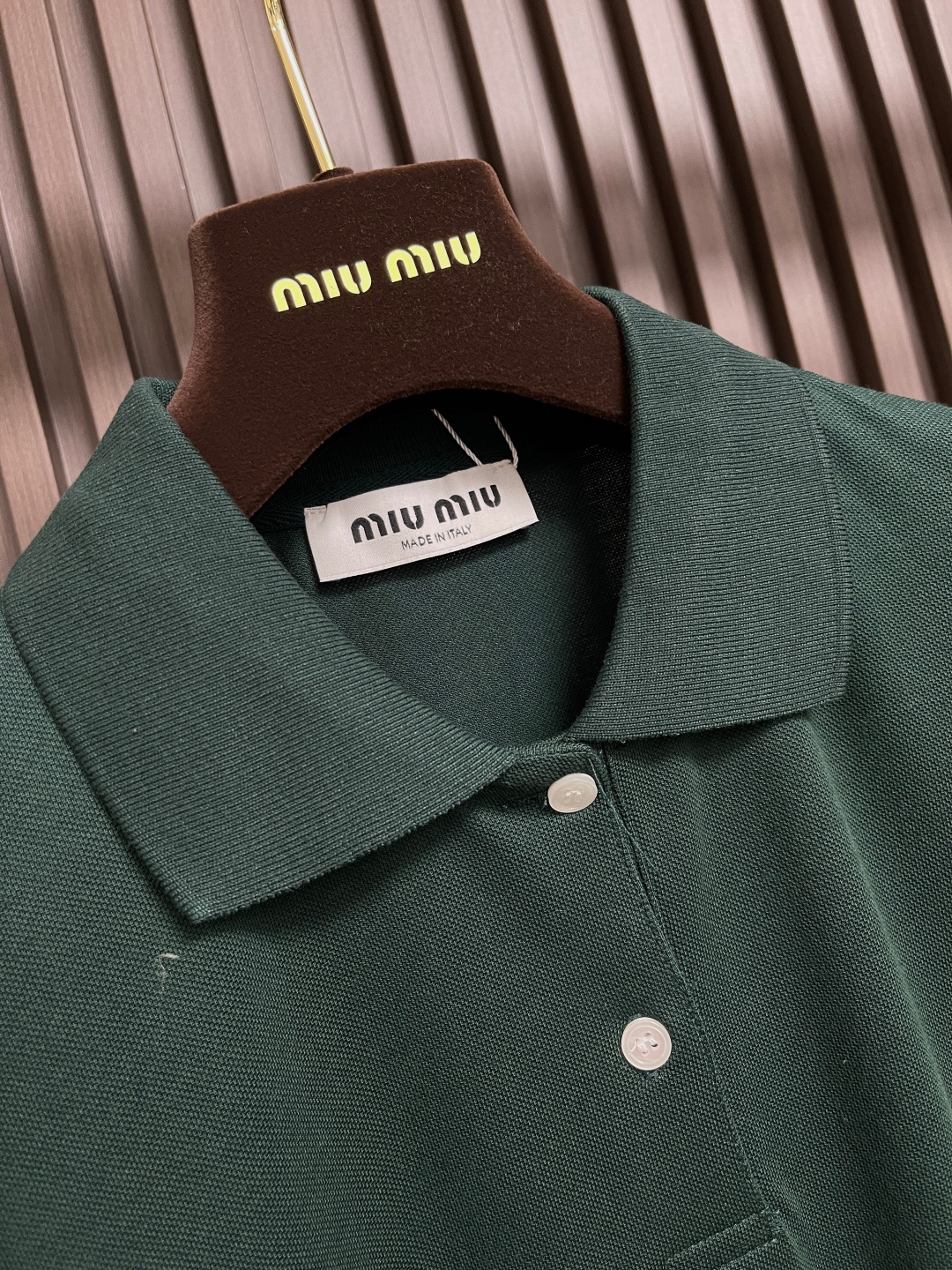 🛒🛒MIUMIU 字母刺绣翻领长袖POLO，采用高品质珠地面料，其表面呈疏孔状，类似蜂巢，提供卓越的透气