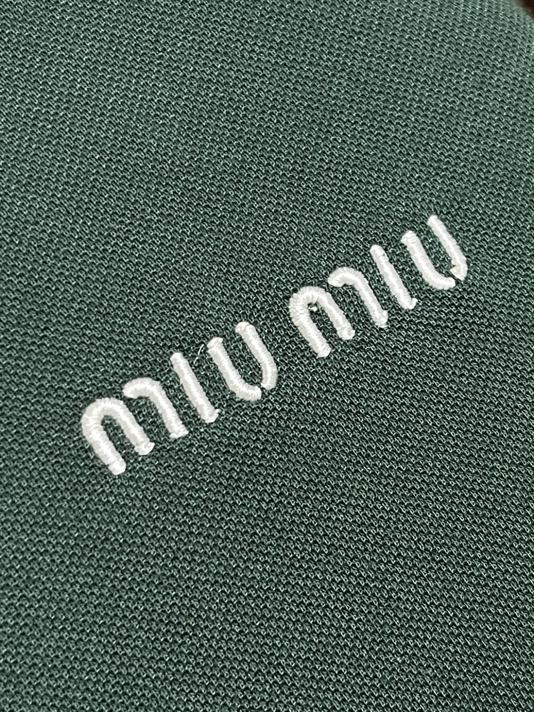 🛒🛒MIUMIU 字母刺绣翻领长袖POLO，采用高品质珠地面料，其表面呈疏孔状，类似蜂巢，提供卓越的透气