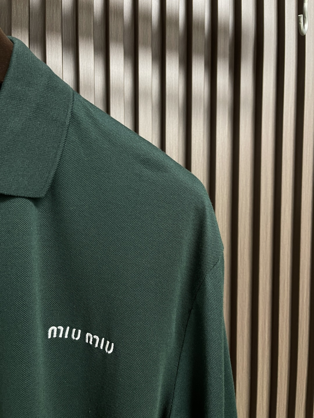 🛒🛒MIUMIU 字母刺绣翻领长袖POLO，采用高品质珠地面料，其表面呈疏孔状，类似蜂巢，提供卓越的透气