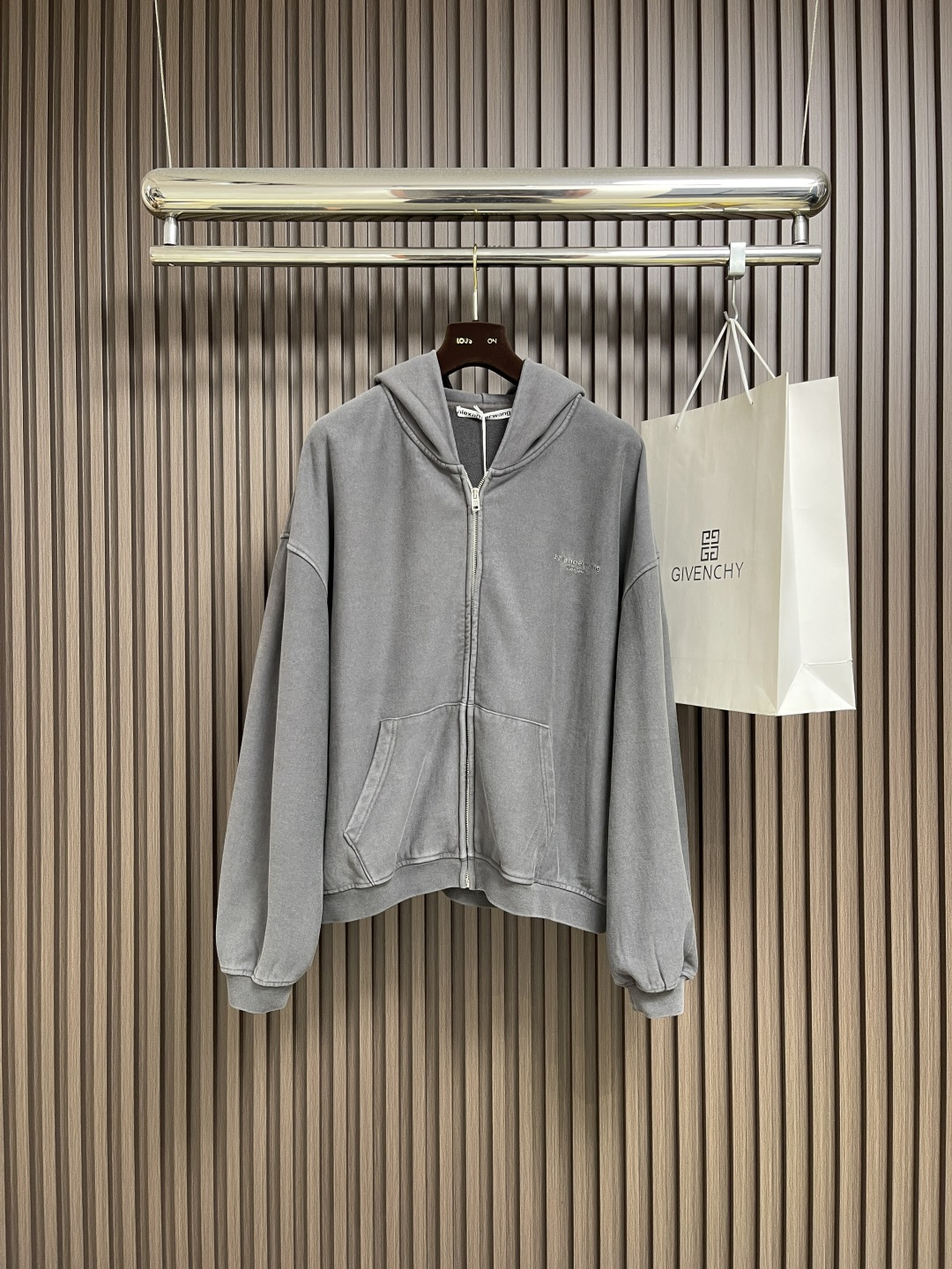 NO:540671,Alexanderwang Alexanderwang neutral old hooded jacket, custom 520g cotton terry, men and women same hooded jacket. Washed old graphite fried white, long sleeves, two-way zipper closure, kangaroo pocket design, this washing black zipper cotton terry hoodie has repeated logo patterns on the back, and is matched with chest embroidery, showing personal taste in details. Size S-XL,,alexander wang,jackets & coats,hats,alexander wang19860909Alexanderwang亚历山大王 中性做旧连帽外套,定制520克全棉毛圈,男女同款连帽外套.成衣水洗做旧石墨炒白,长袖,双向拉链封口,袋鼠口袋设计,这款水洗黑色拉链棉质毛圈布连帽衫背面饰有重复徽标图案,搭配胸部刺绣,细节之处尽显个性品味.尺码S-XL,,alexander wang,jackets & coats,hats,alexander wang,Men's clothing