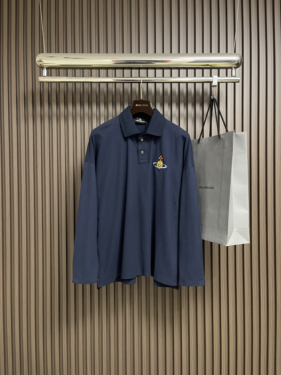 NO:529319,VIVIENNE WESTWOOD Queen Mother Saturn Planet Embroidery Bead Flour Cotton Long Sleeve POLO, fabric directional development original consistent 220g cotton combed resident mesh material, fixed dye original consistent navy blue fabric, original loose version without cutting, chest Saturn embroidery adopts imported embroidery machine ten thousand needle embroidery technology, uniform and delicate thread, college style, upper body slim and white. Size S-M-L, alexander wang19860909VIVIENNE WESTWOOD西太后 土星星球刺绣珠地棉长袖POLO,面料定向开发原版一致220克全棉精梳驻地网眼材质面料,定染原版一致藏青色面料,原版宽松版型一刀未切,胸口土星刺绣采用进口刺绣机万针刺绣工艺,走线均匀细腻,学院风,上身显瘦显白.尺码S-M-L,,alexander wang,Men's clothing