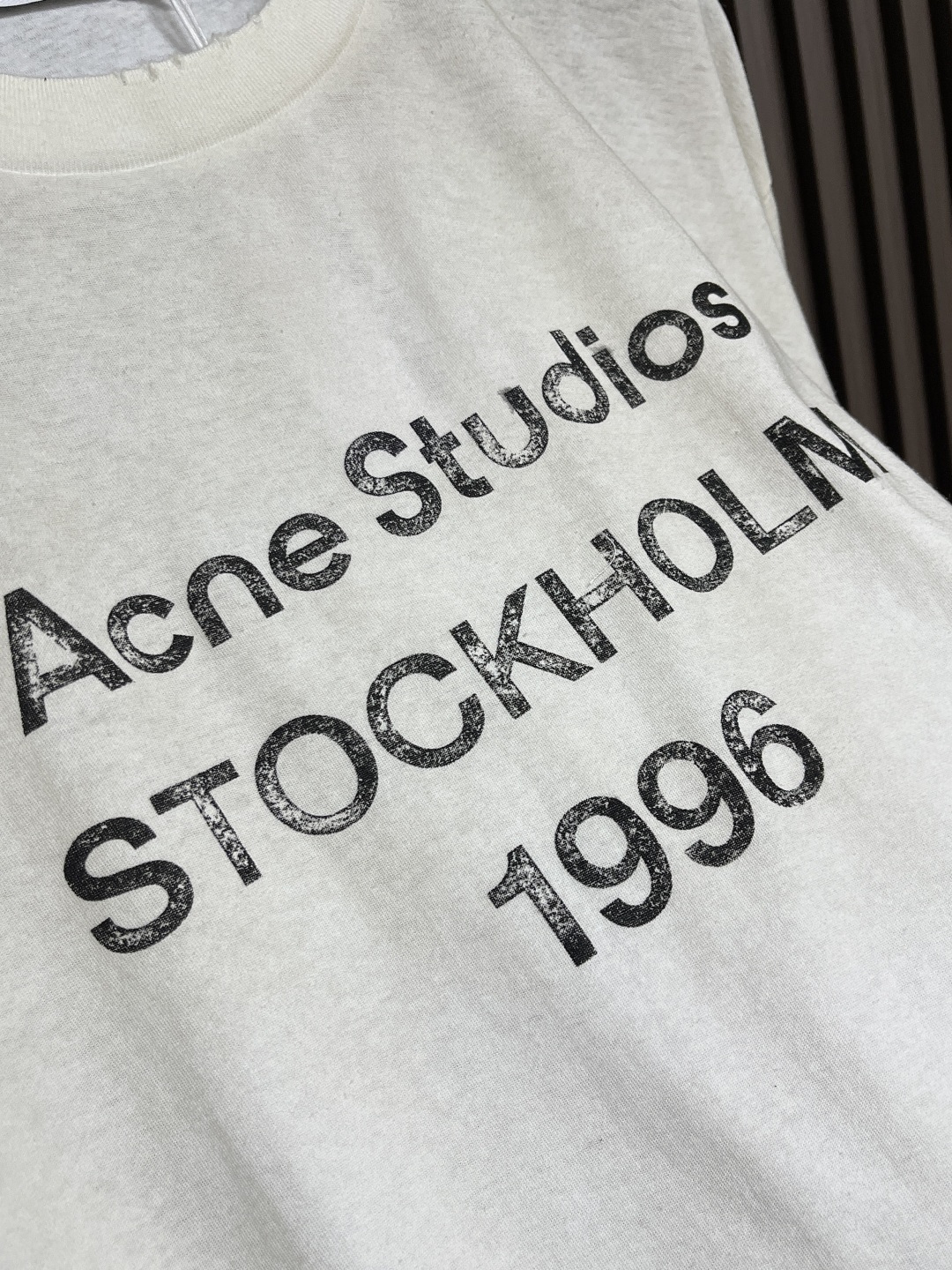 🛒🛒Acne Studios 字母印花做旧长袖T恤衫，此款长袖T恤采用休闲版型，中性风格，衣长及臀。饰有