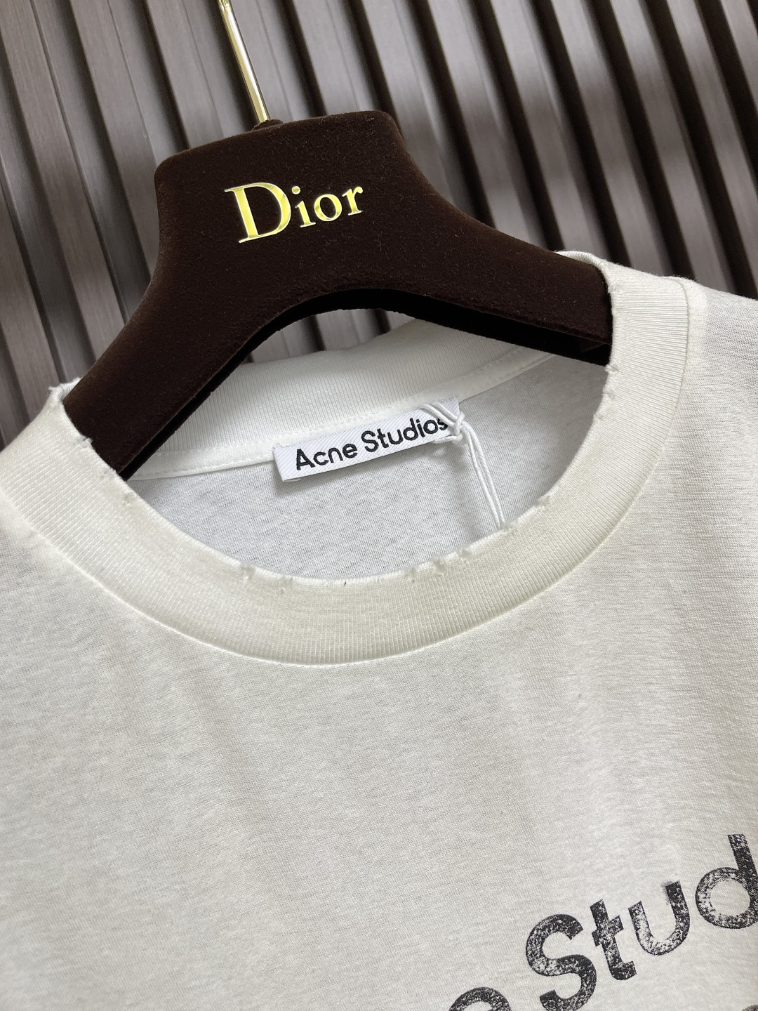 🛒🛒Acne Studios 字母印花做旧长袖T恤衫，此款长袖T恤采用休闲版型，中性风格，衣长及臀。饰有