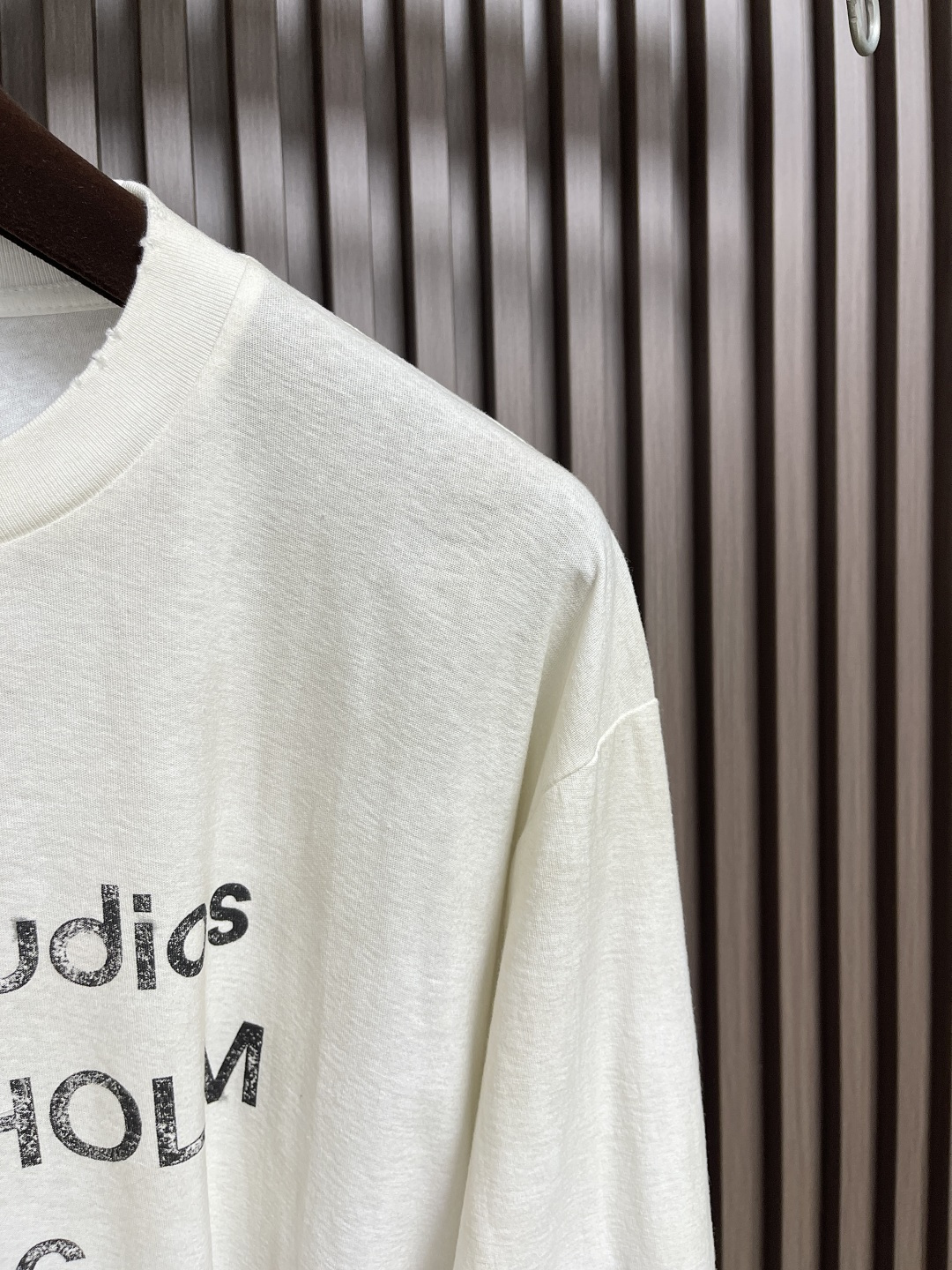 🛒🛒Acne Studios 字母印花做旧长袖T恤衫，此款长袖T恤采用休闲版型，中性风格，衣长及臀。饰有