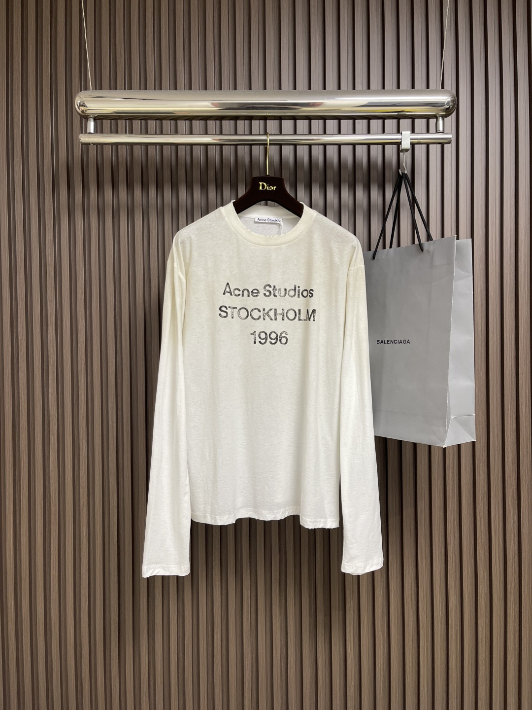NO:529316,Acne Studios letter printed old long-sleeved T-shirt, this long-sleeved T-shirt is casual in style, neutral style, long and hips. It is decorated with Studios 1996 logo pattern, old neckline, cuffs and hem. Made of cotton fabric, in spray-painted pattern design. Size XS-L,,acne studios,dior,tees, t-shirt,alexander wang19860909Acne Studios 字母印花做旧长袖T恤衫,此款长袖T恤采用休闲版型,中性风格,衣长及臀.饰有Studios 1996 徽标图案,做旧领口、袖口和下摆.选用棉质面料制成,采用喷绘图案设计.尺码XS-L,,acne studios,dior,tees，t-shirt,alexander wang,Men's clothing
