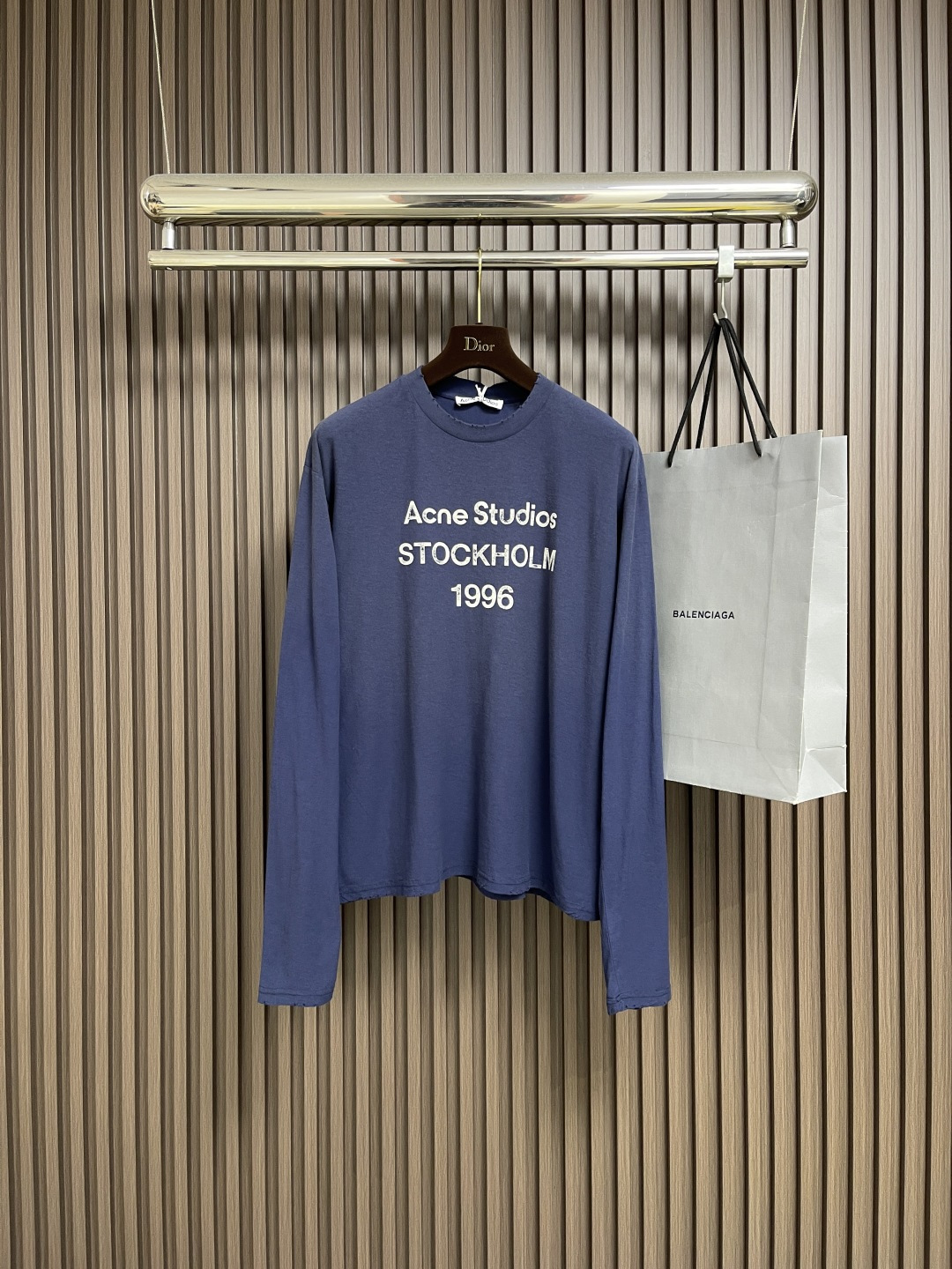 🛒🛒Acne Studios 字母印花做旧长袖T恤衫，此款长袖T恤采用休闲版型，中性风格，衣长及臀。饰有