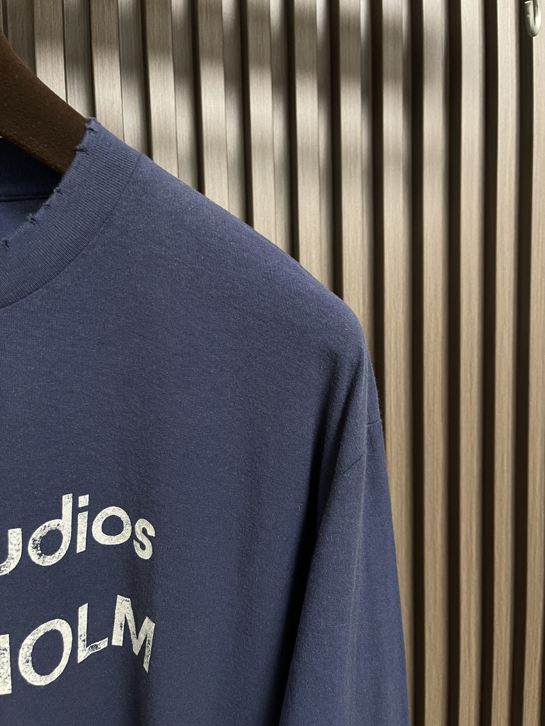 🛒🛒Acne Studios 字母印花做旧长袖T恤衫，此款长袖T恤采用休闲版型，中性风格，衣长及臀。饰有